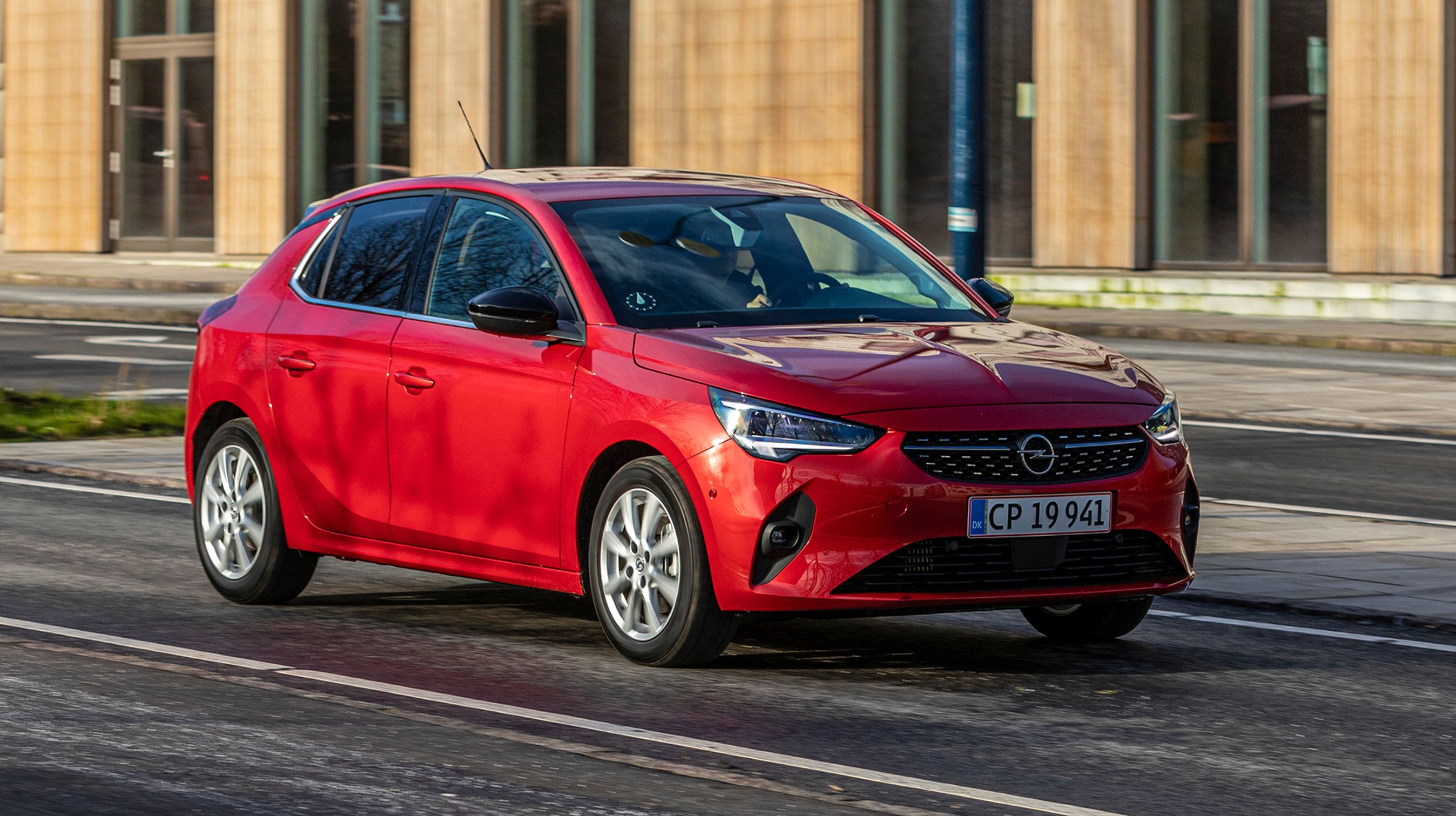 Topversionen Elegance har LED-forlygter som standard, der giver et hvidere lys end traditionelle forlygter. For yderligere 15.000 kr. kan du få adaptive/matrix-forlygter. De er suveræne i mørke.