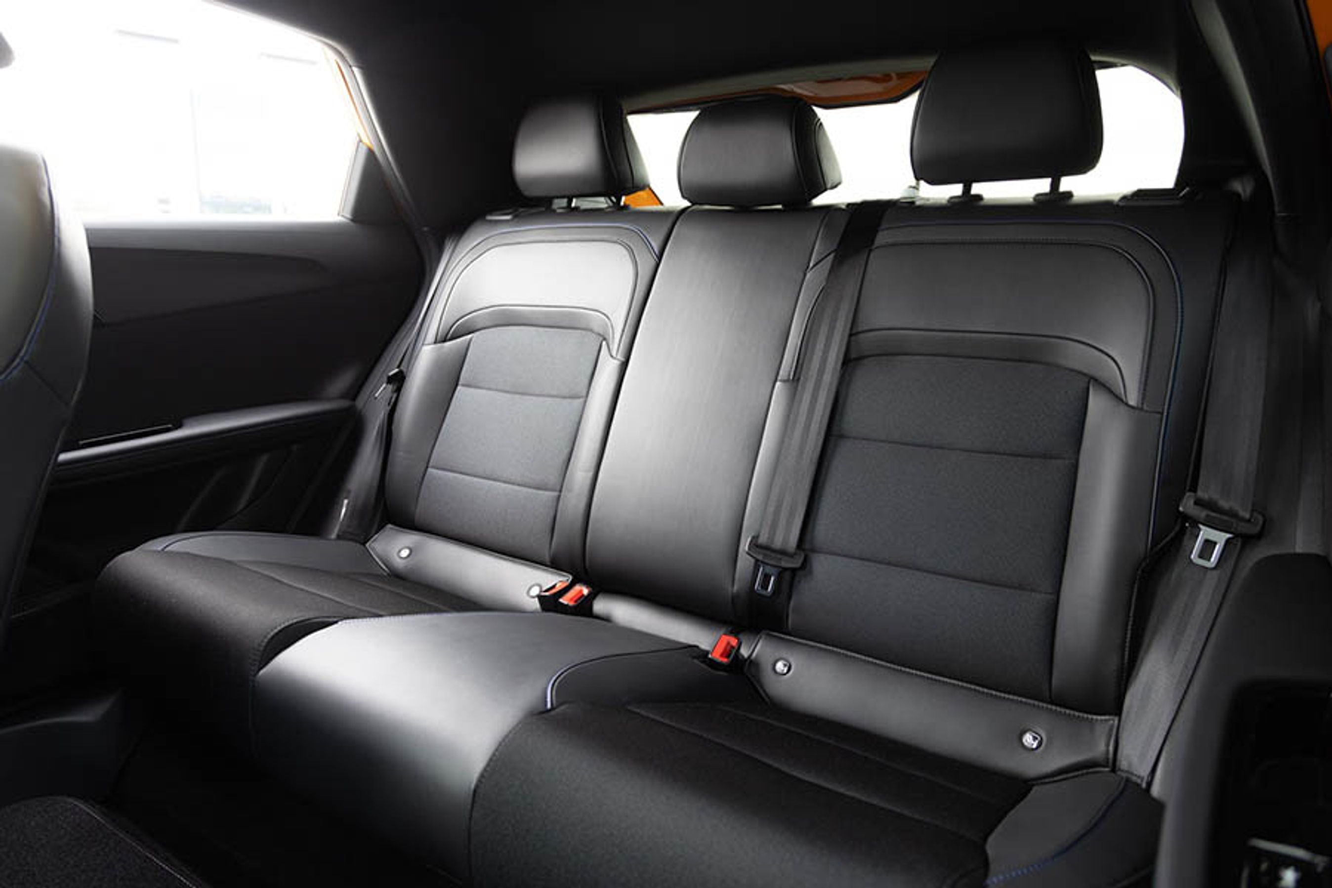 Nyt er den tredje hovedstøtte på bagsædet. En klar forbedring, desværre kan den ikke skubbes ned i ryglænet, så den til hverdag fjerner lidt af det i forvejen sparsomme udsyn bagud. 