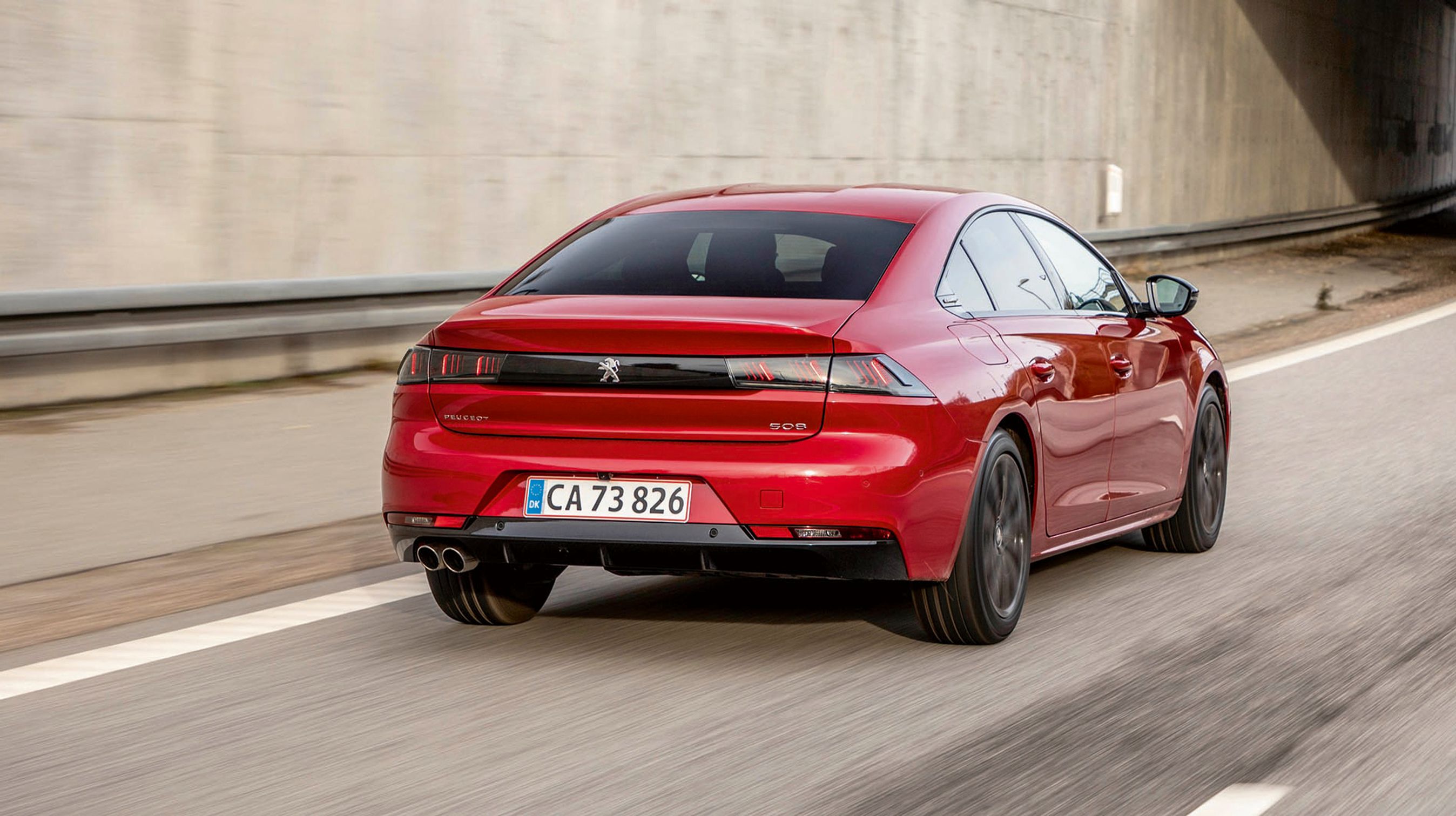 Peugeot 508 har et vellykket design hele vejen rundt. Bemærk baglygterne med de tre skrå streger, der skal ligne kradsemærker fra en løvepote.