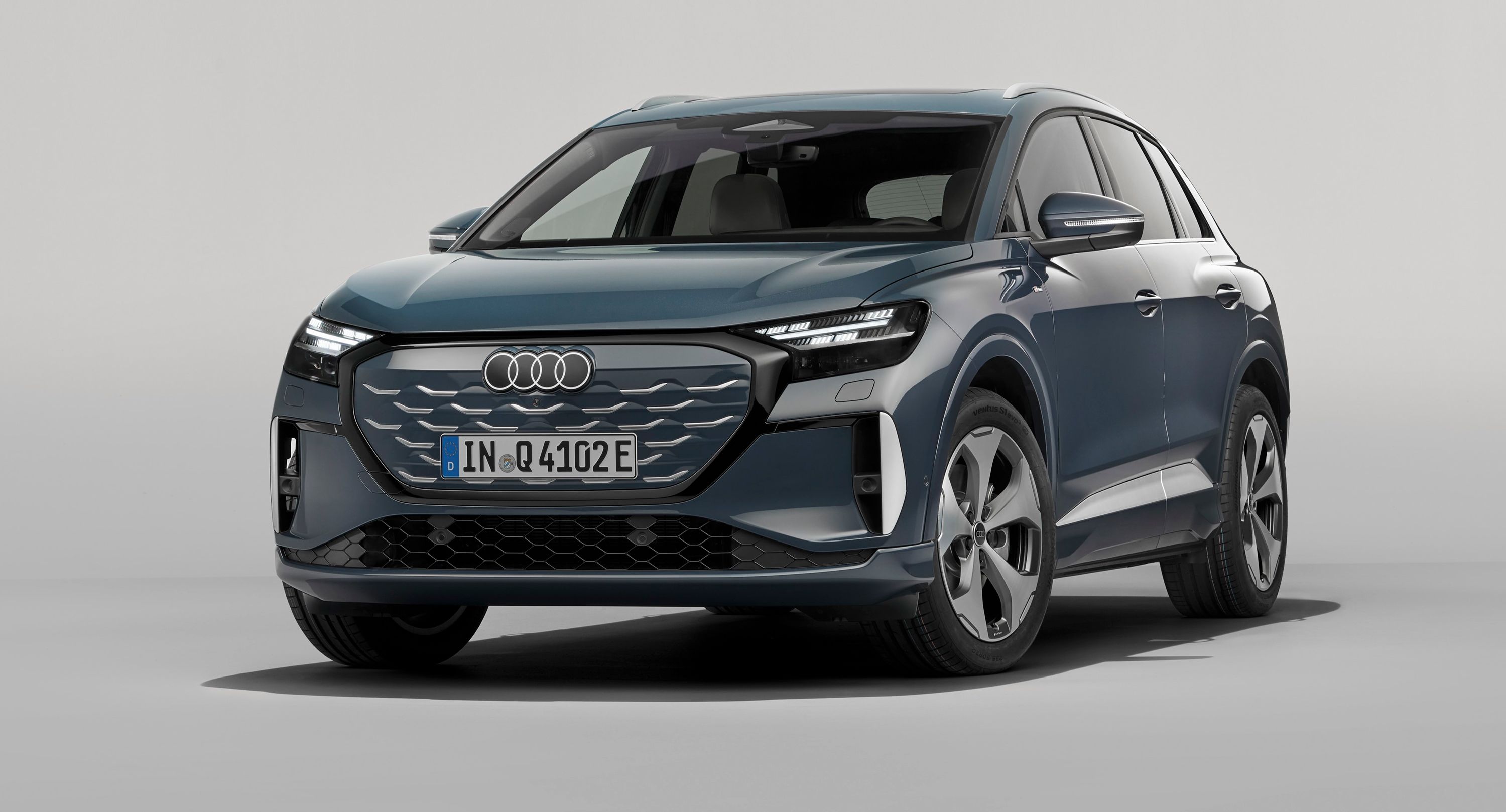 Audi Q4 e-tron skråt forfra i studie.