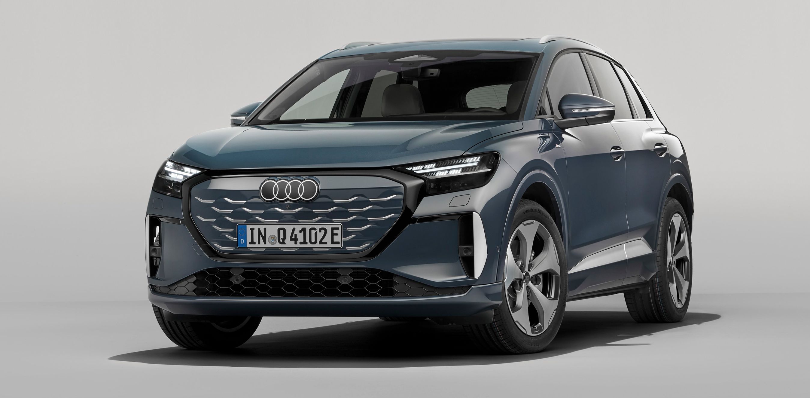 Audi Q4 e-tron skråt forfra i studie.