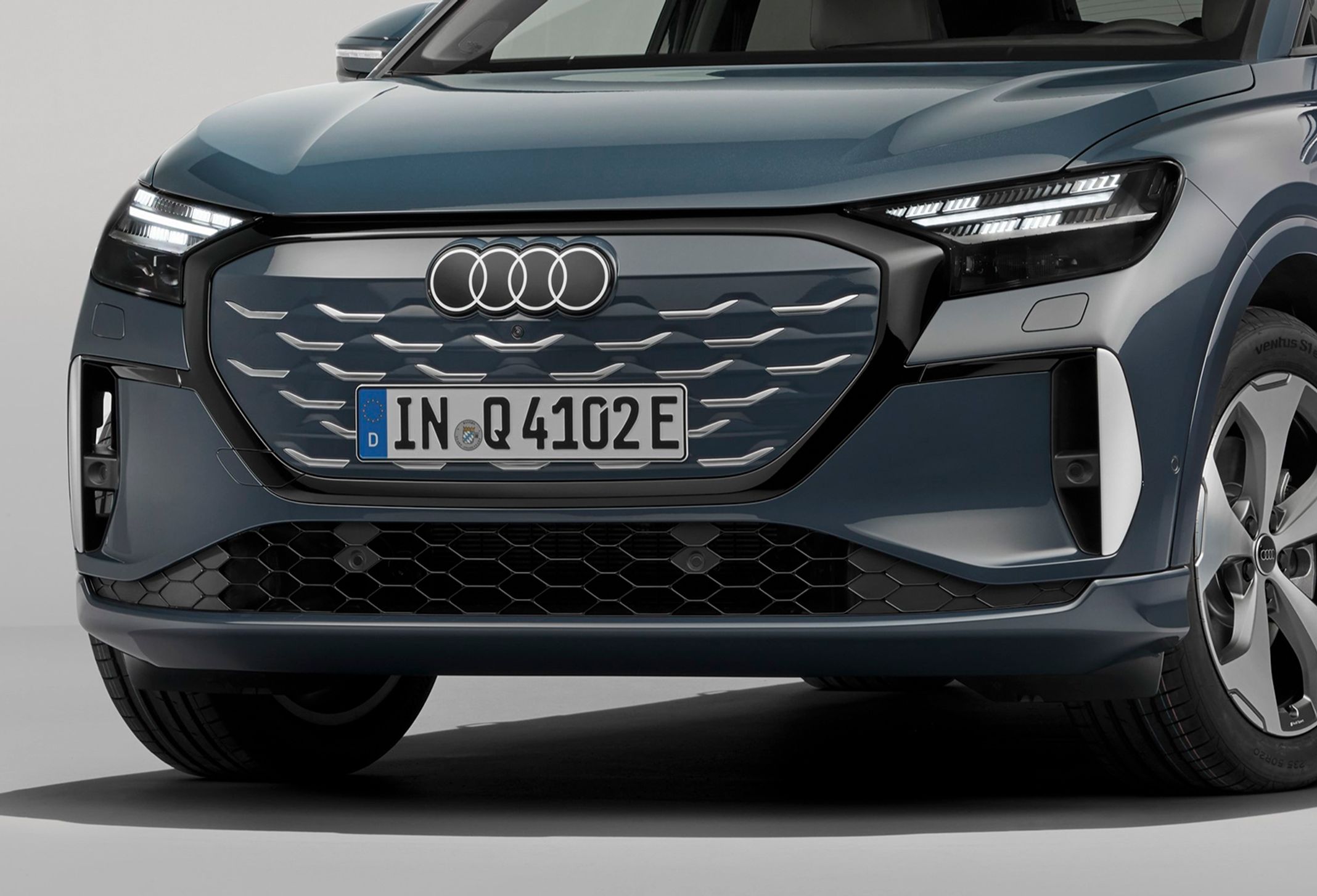 Audi Q4 e-tron skråt forfra i studie.