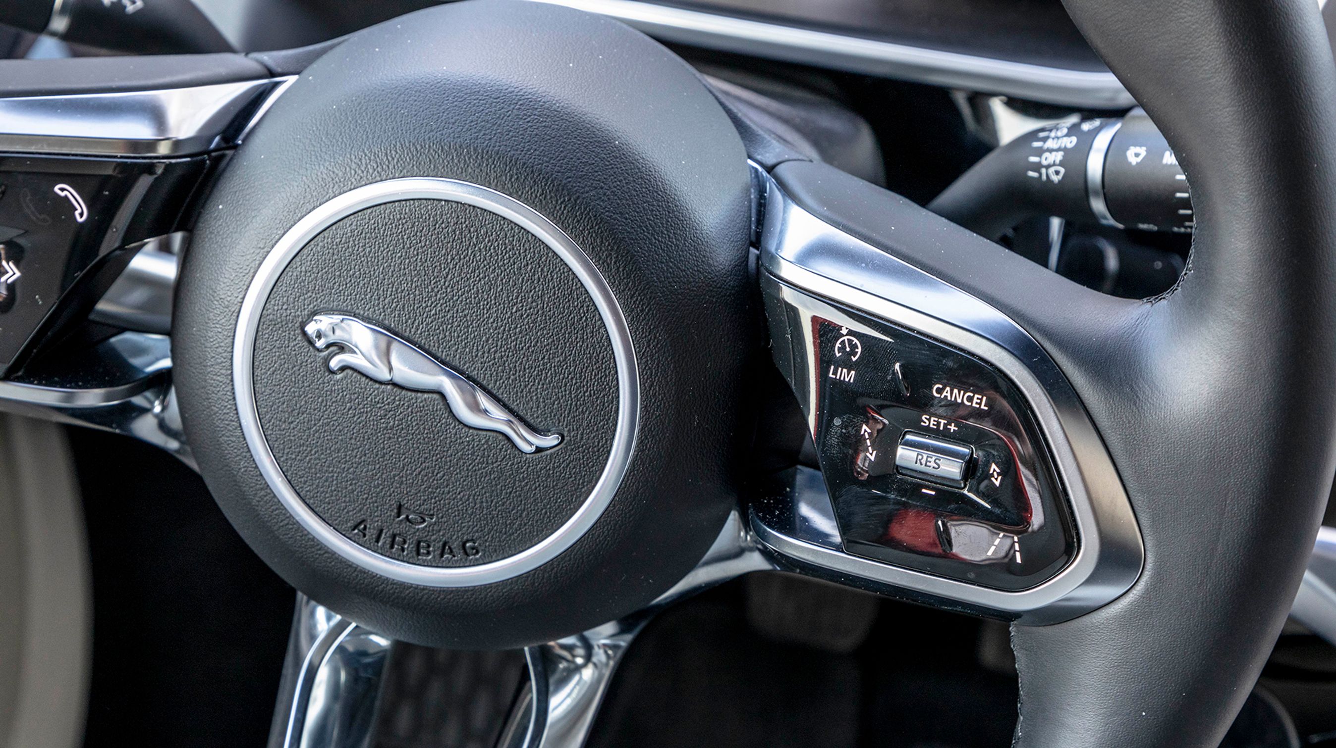 Fartpiloten er af den adaptive type, der selv holder afstand til forankørende biler. Den er standard i HSE-udgaven og fungerer upåklageligt.