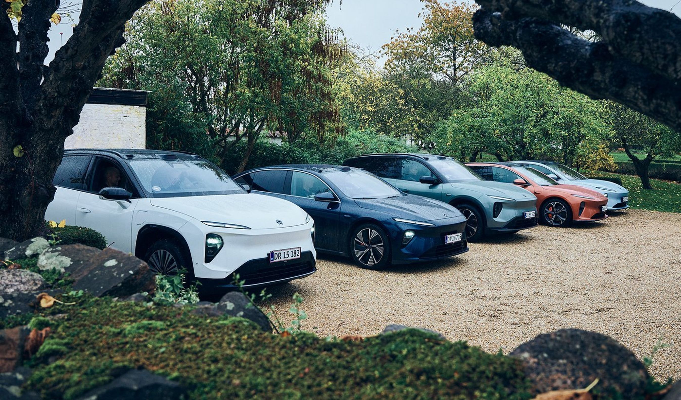 Nio-biler på stribe.