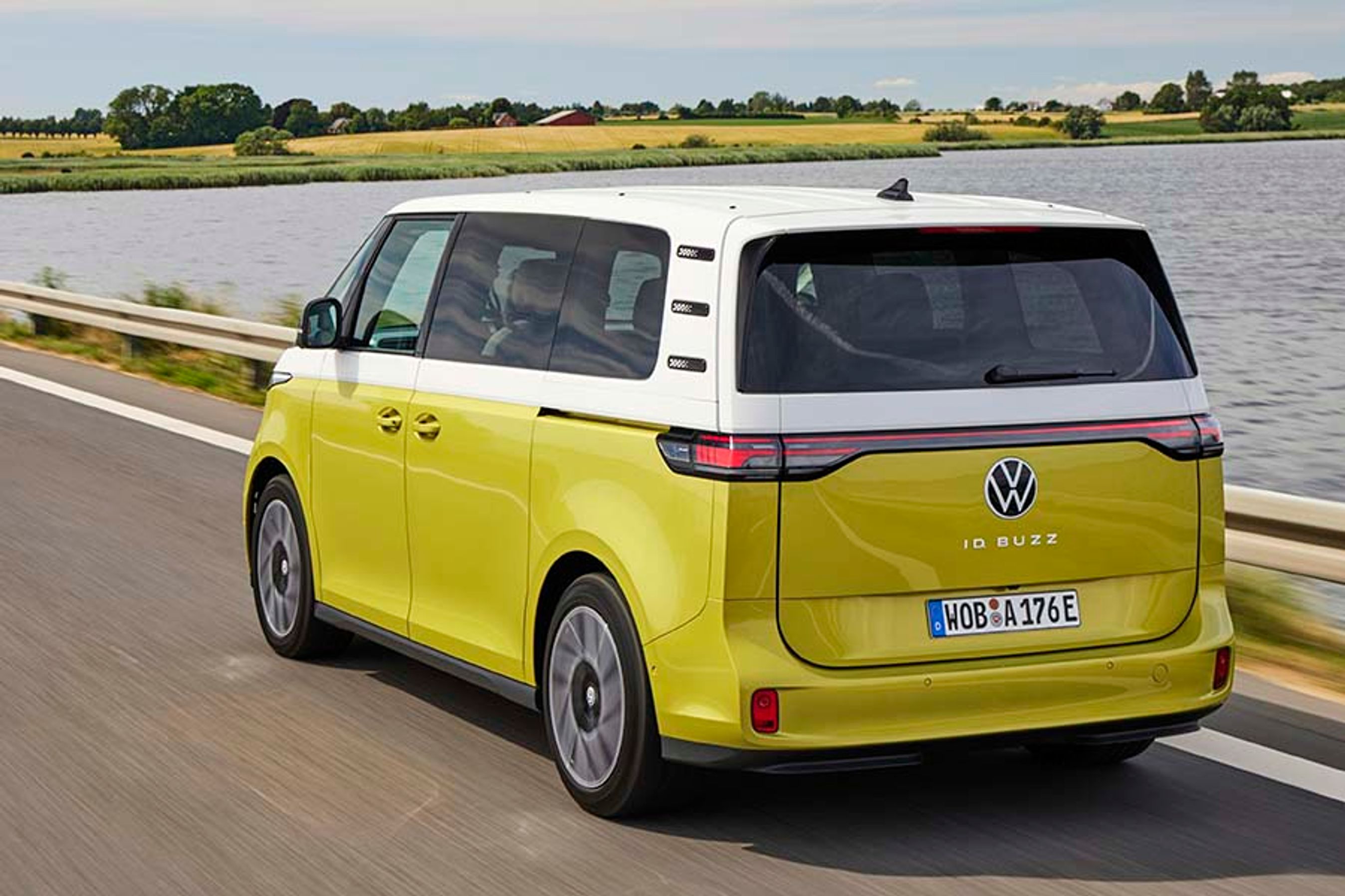 Baglygterne løber i et bånd under bagruden, og længere nede er der blevet plads til et gigantisk VW-logo og navnet ID. Buzz.