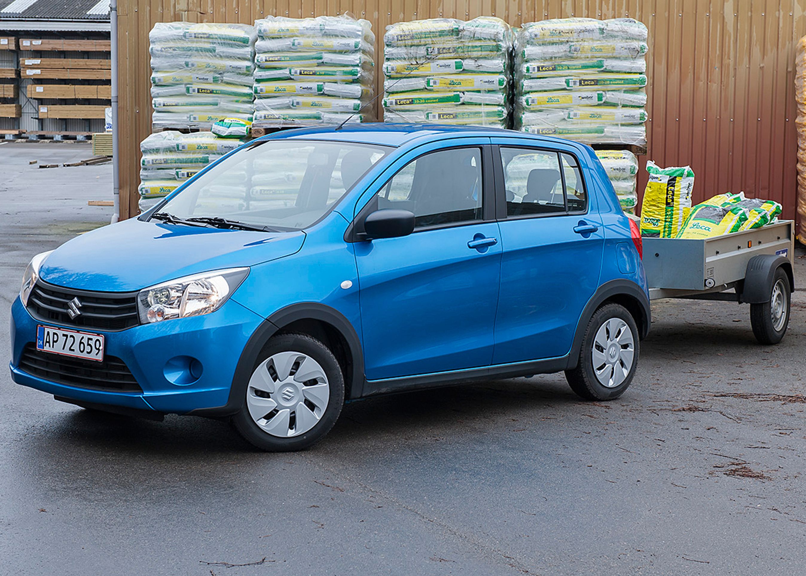 Som et sjovt introduktionstilbud kan man bestille bilen med anhængertræk for 9.990 kr. ekstra  men så følger der også en stor trailer med i købet. 