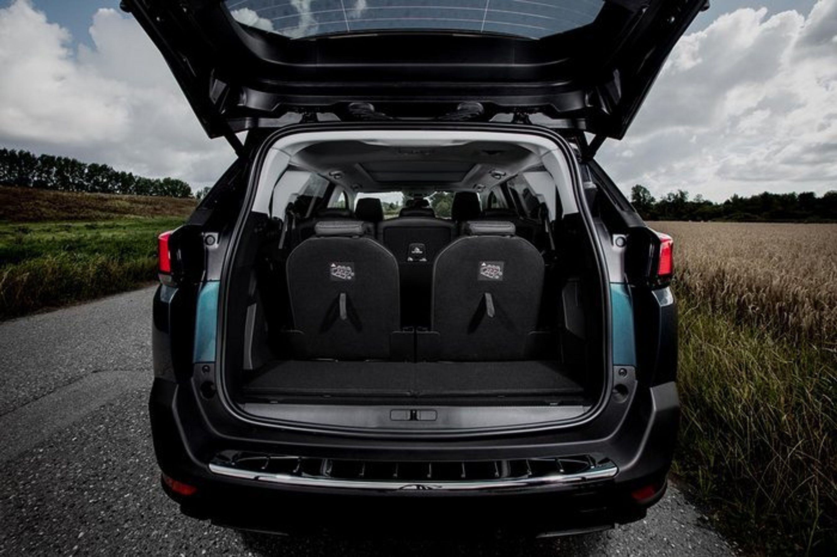 Bagest kan de to separate stole tages ud af bilen, så man får et enormt bagagerum.