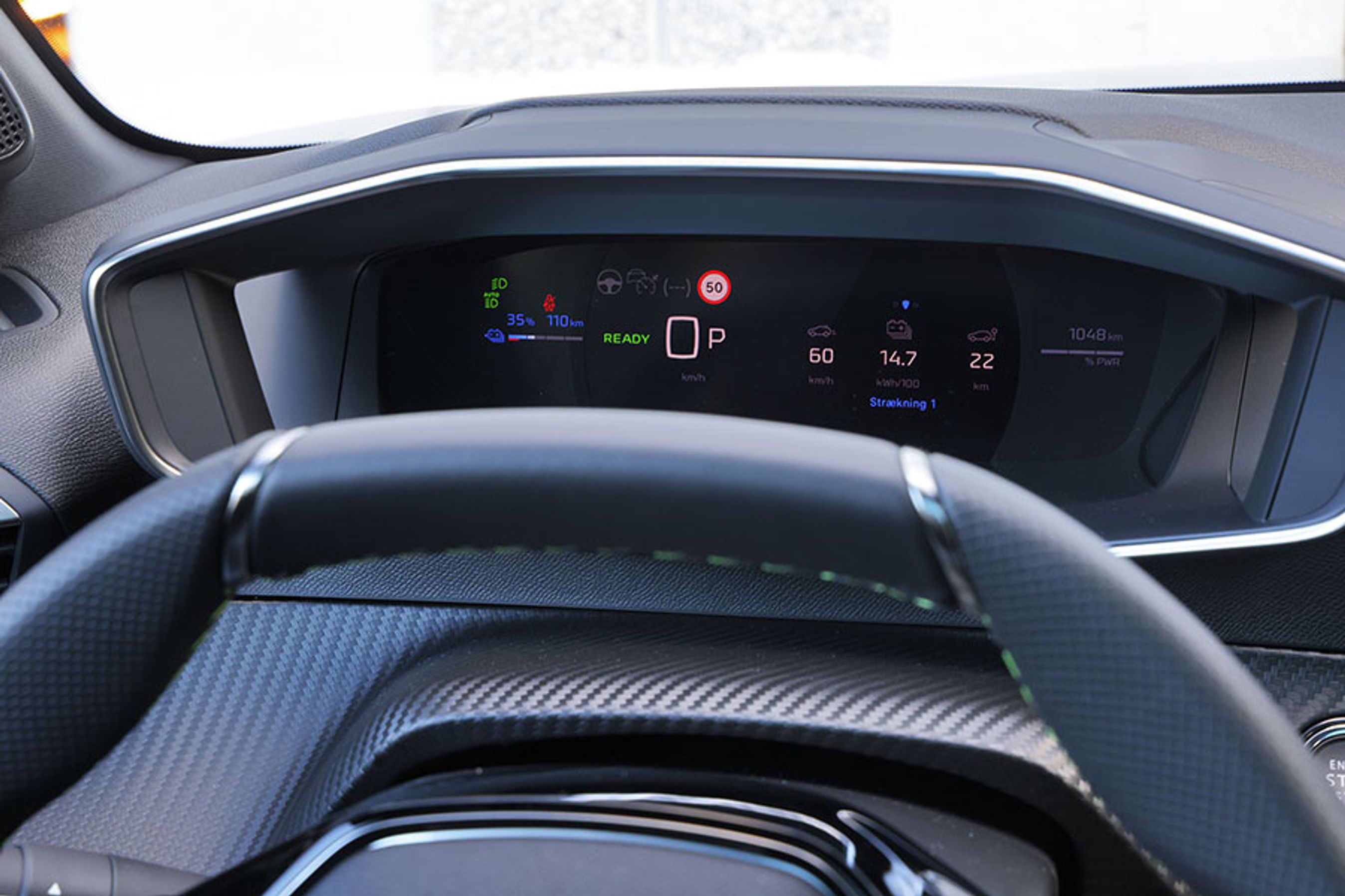 Det er smart, at hastigheden er let at se, når man kører. Men instrumenthuset er så stort, at man skal skubbe rattet langt ned for at kunne se alle informationer. Det gør, at rattet ikke sidder i naturlig højde i forhold til andre biler.