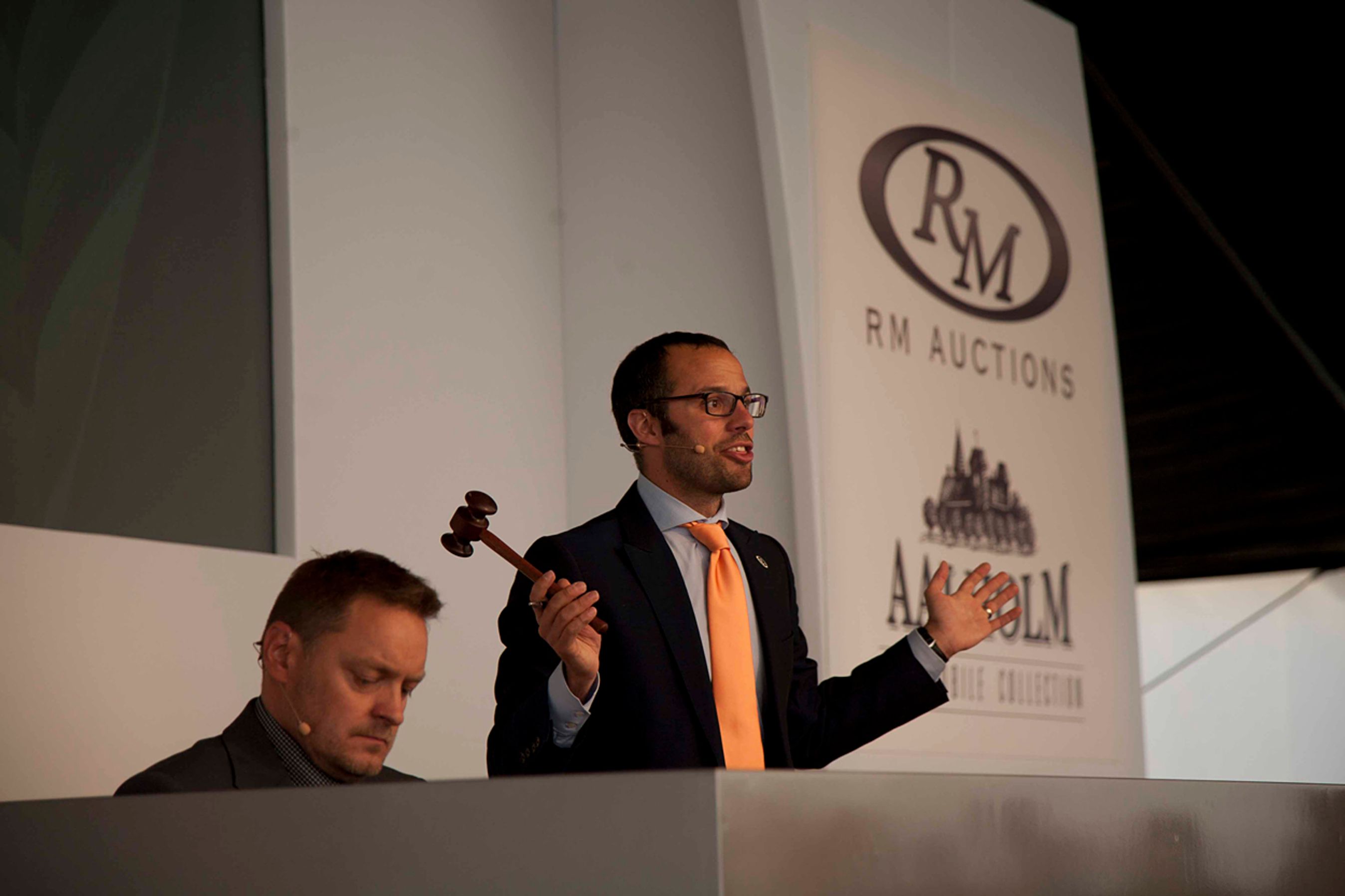 RM Auctions' Europa-chef, Max Girardo, var en veloplagt og underholdende auktionarius.