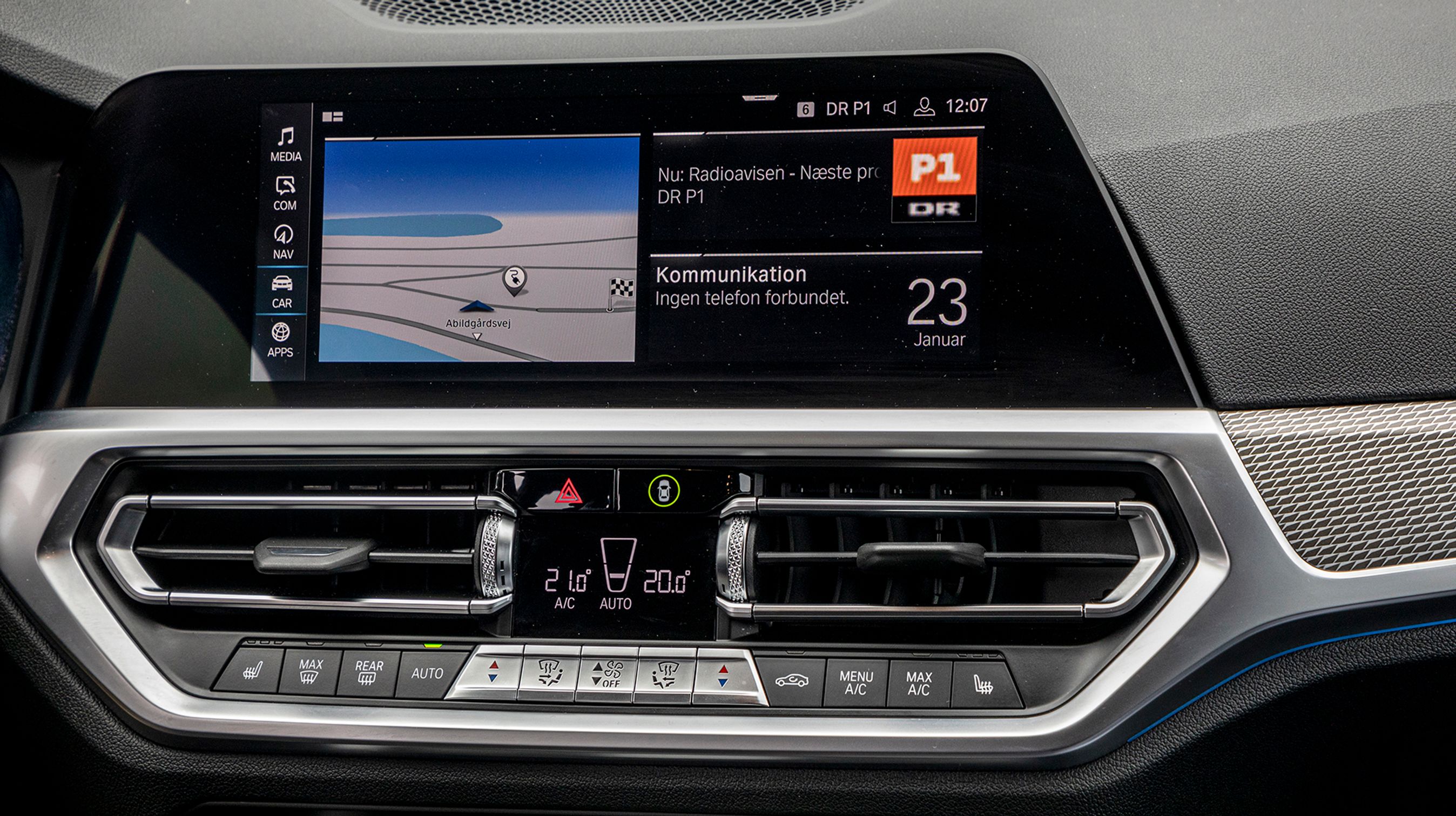 Skærmen er både trykfølsom og koblet til den store drejeknap mellem forsæderne.