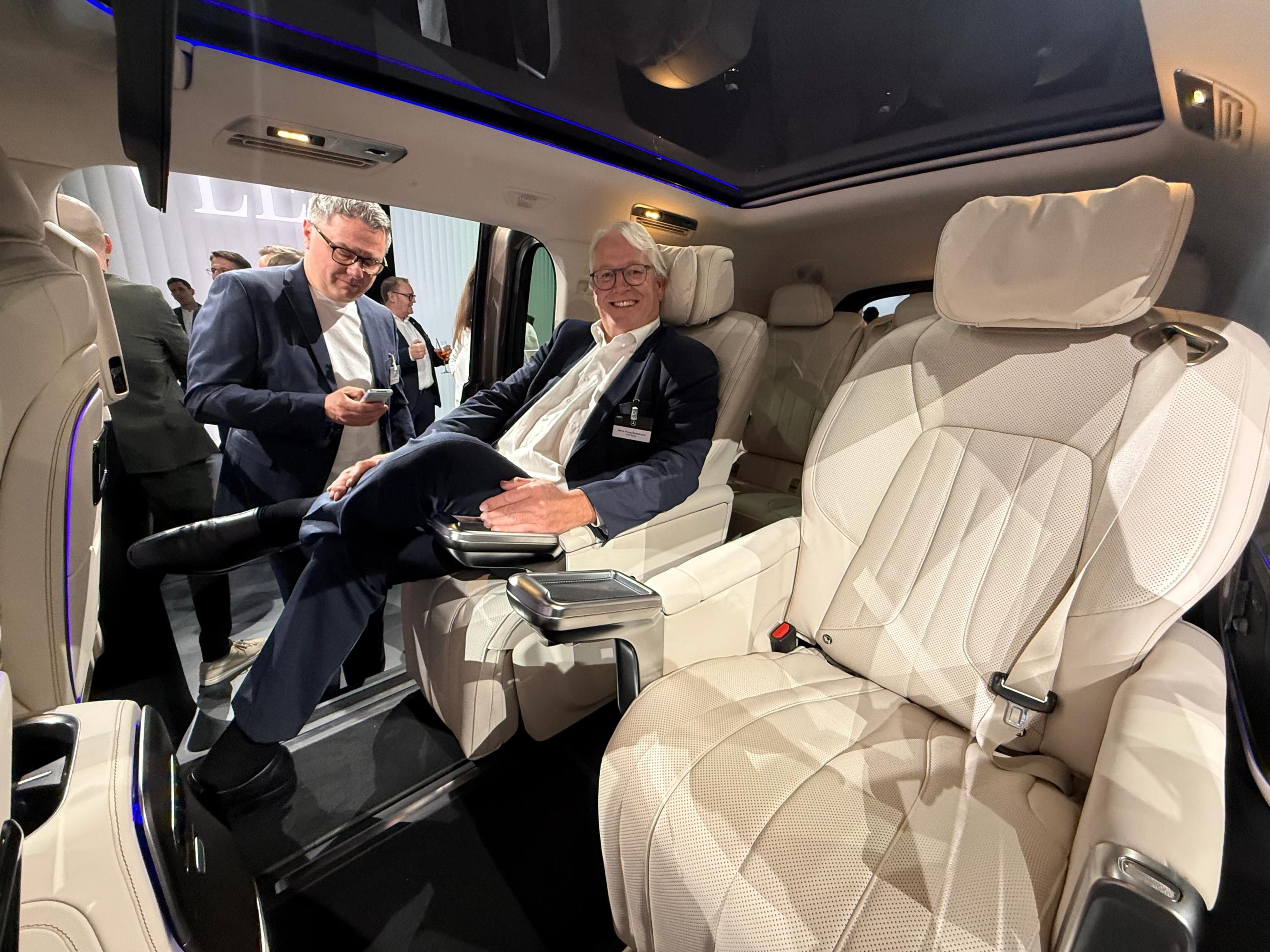 Bilteknisk redaktør i FDM sidder i loungestol i en Mercedes-Benz VLE