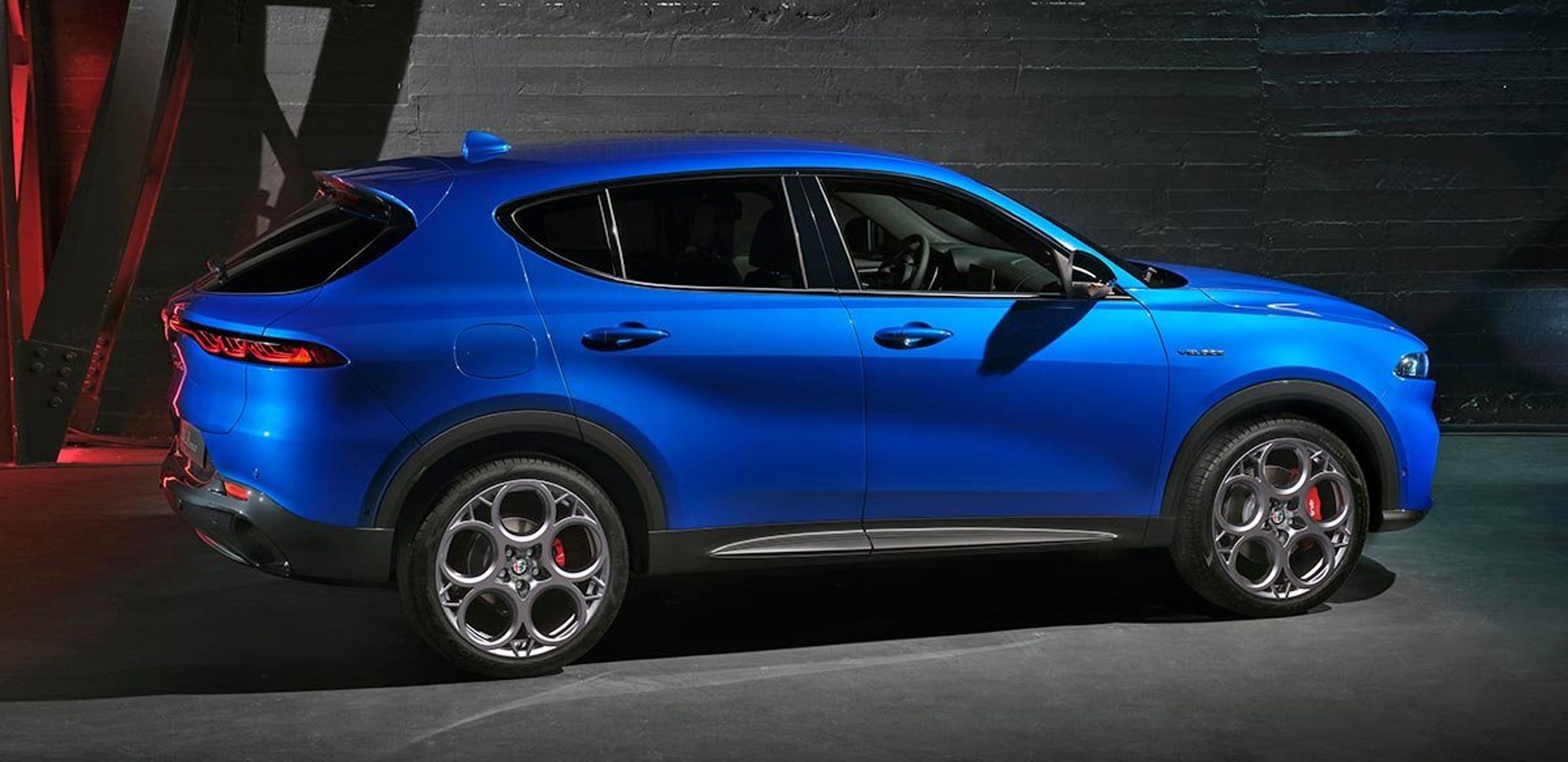 Alfa Romeo Tonale er en kompakt SUV. Modsat den nyere tradition og konceptudgaven har bagdørene traditionelle dørgreb.