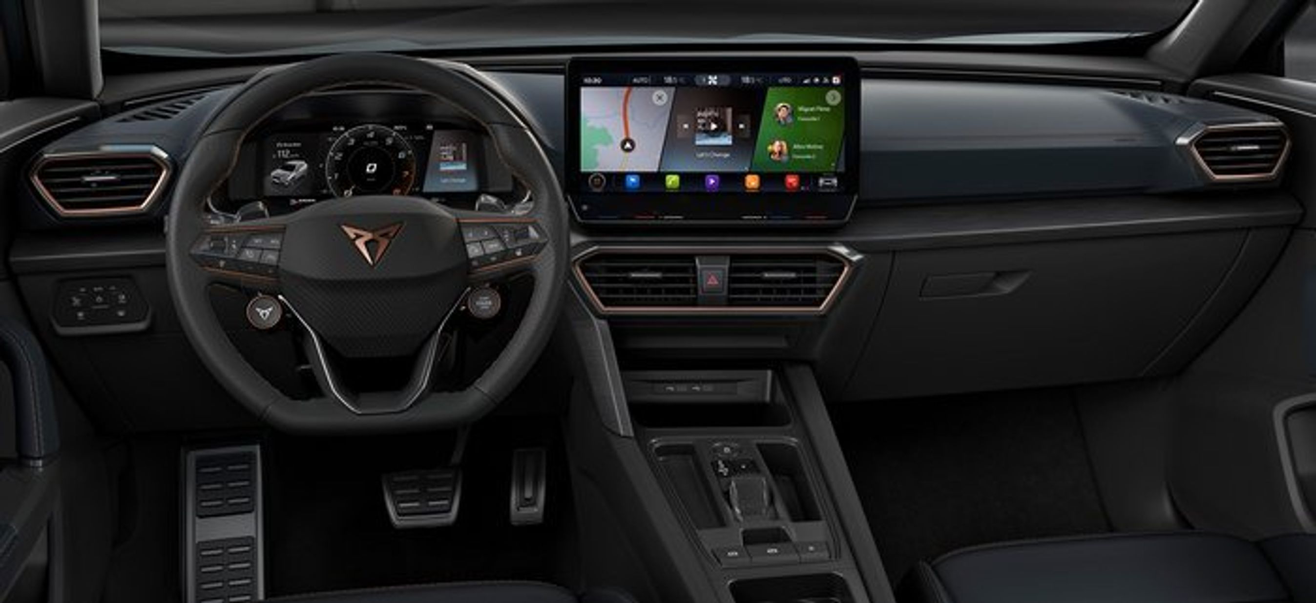 Formentors startknap er placeret på rattet sammen med knappen for valg af køreindstilling. Skærmen i midten er på 12 tommer.