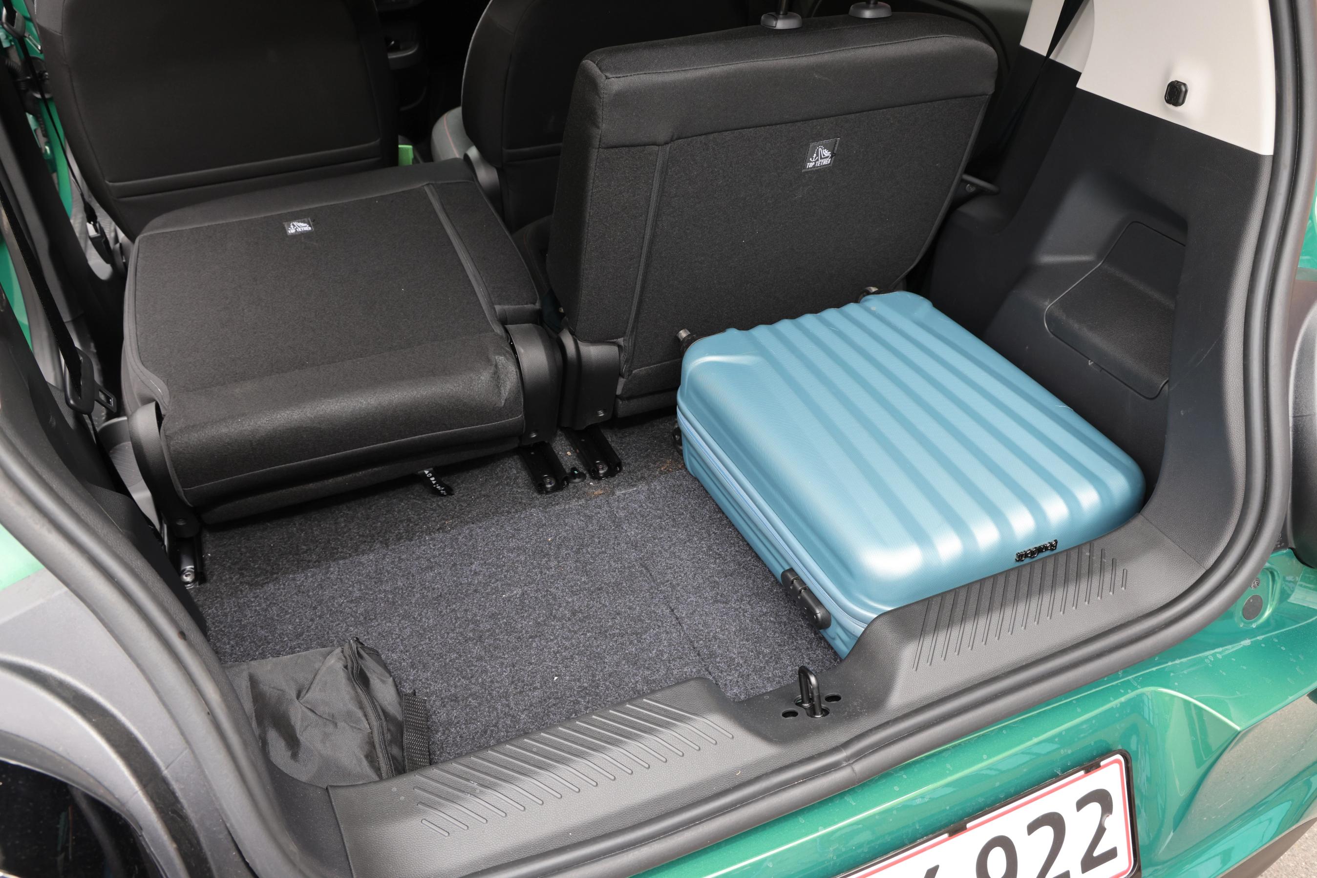 Bagagerum med blå kuffert i en Renault Twingo