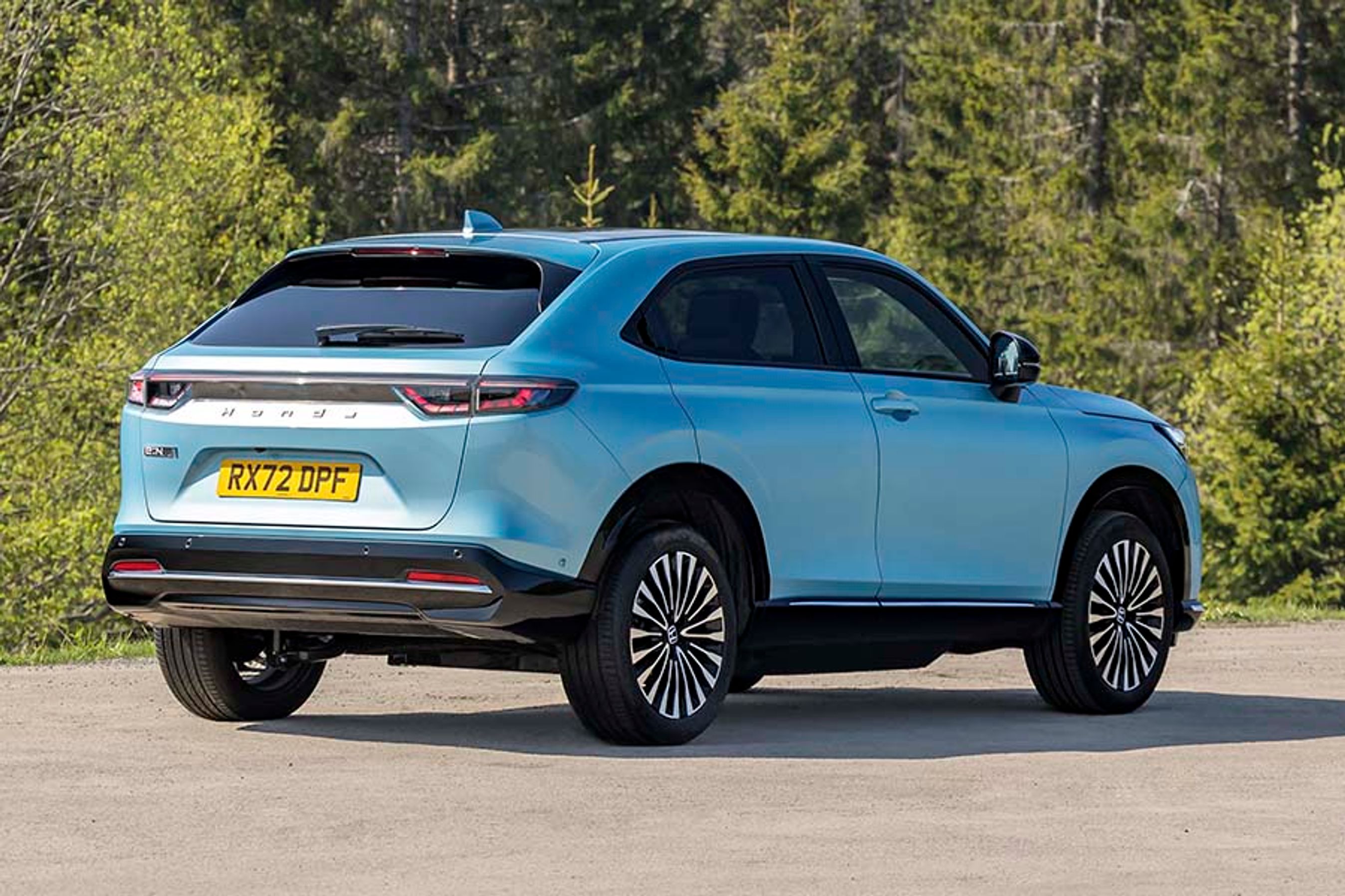 e:Ny1 har traditionelle dørgreb i fordørene og skjulte, højtplacerede klapgreb i bagdørene.