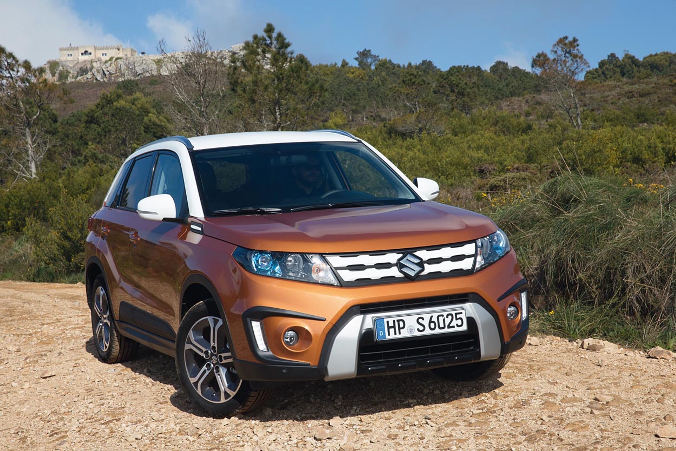 Vitara fås enten med sort eller hvidt tag, og der er flere muligheder for at sætte sit personlige præg på bilens udseende, end man har været vant til i denne klasse.