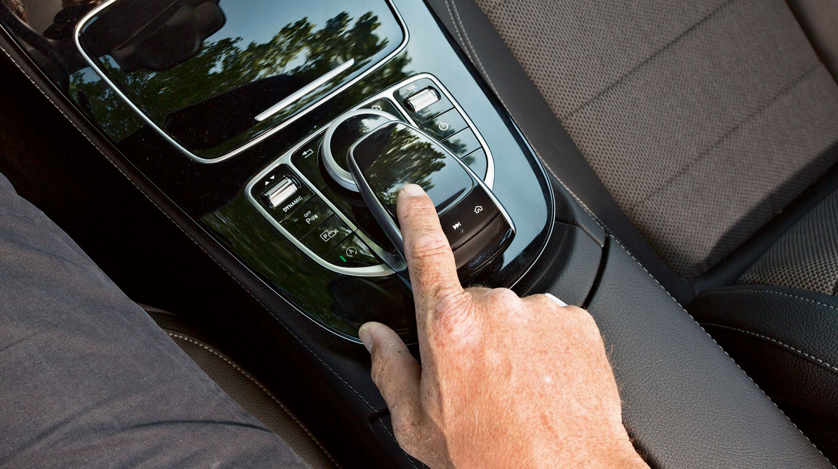 Fra den store drejeknap mellem forsæderne styrer man på let vis indtastning af adresser i navigationsanlægget og navne i telefonbogen. I topudgaverne kan man tilmed skrive bogstaverne med sin pegefinger på pegefeltet foroven.