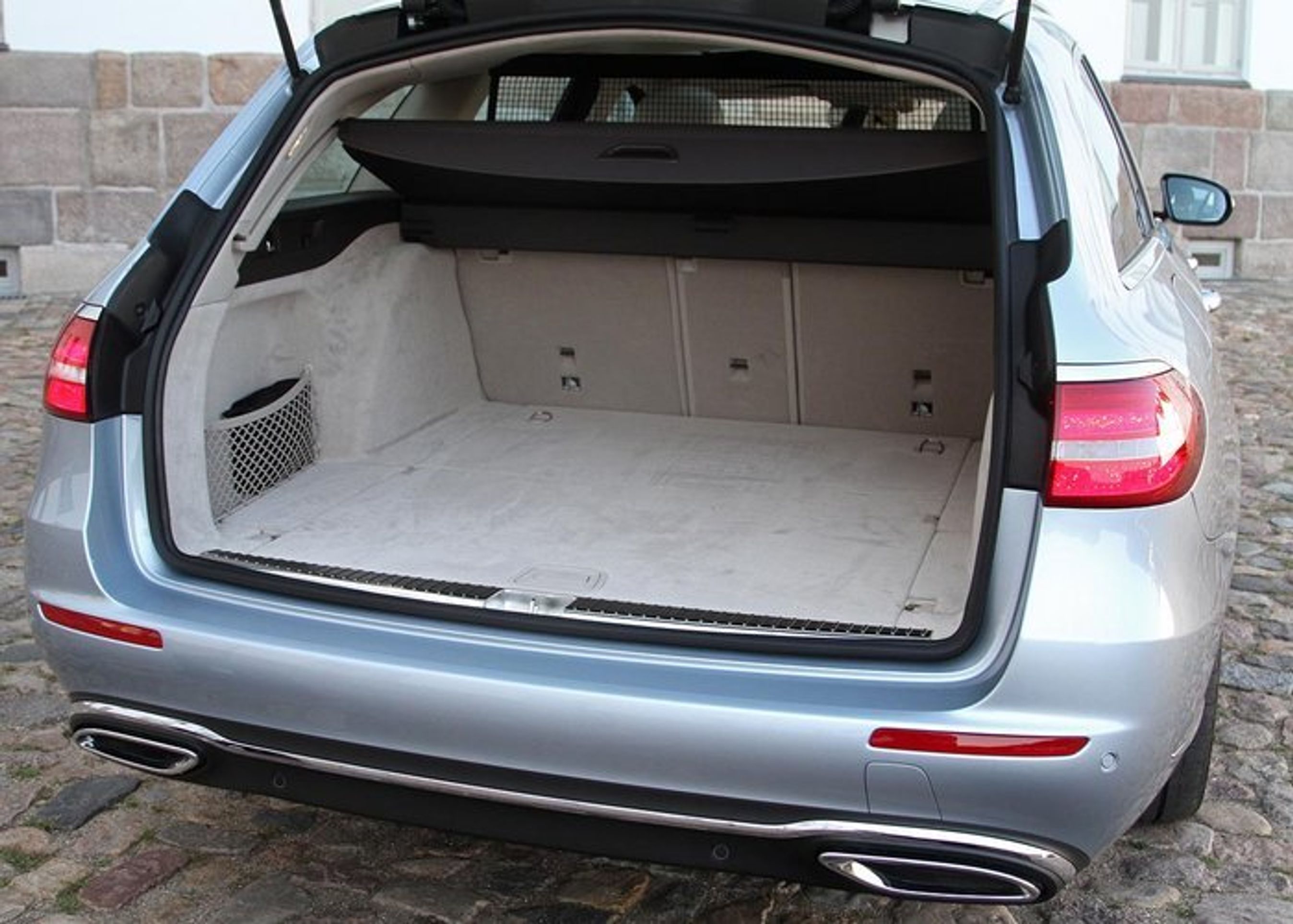 Bagagerummet er både stort og flot. 640 liter kan der være. Ryglænet kan lægges ned med tryk på en knap. Foto: Torben Arent, FDM