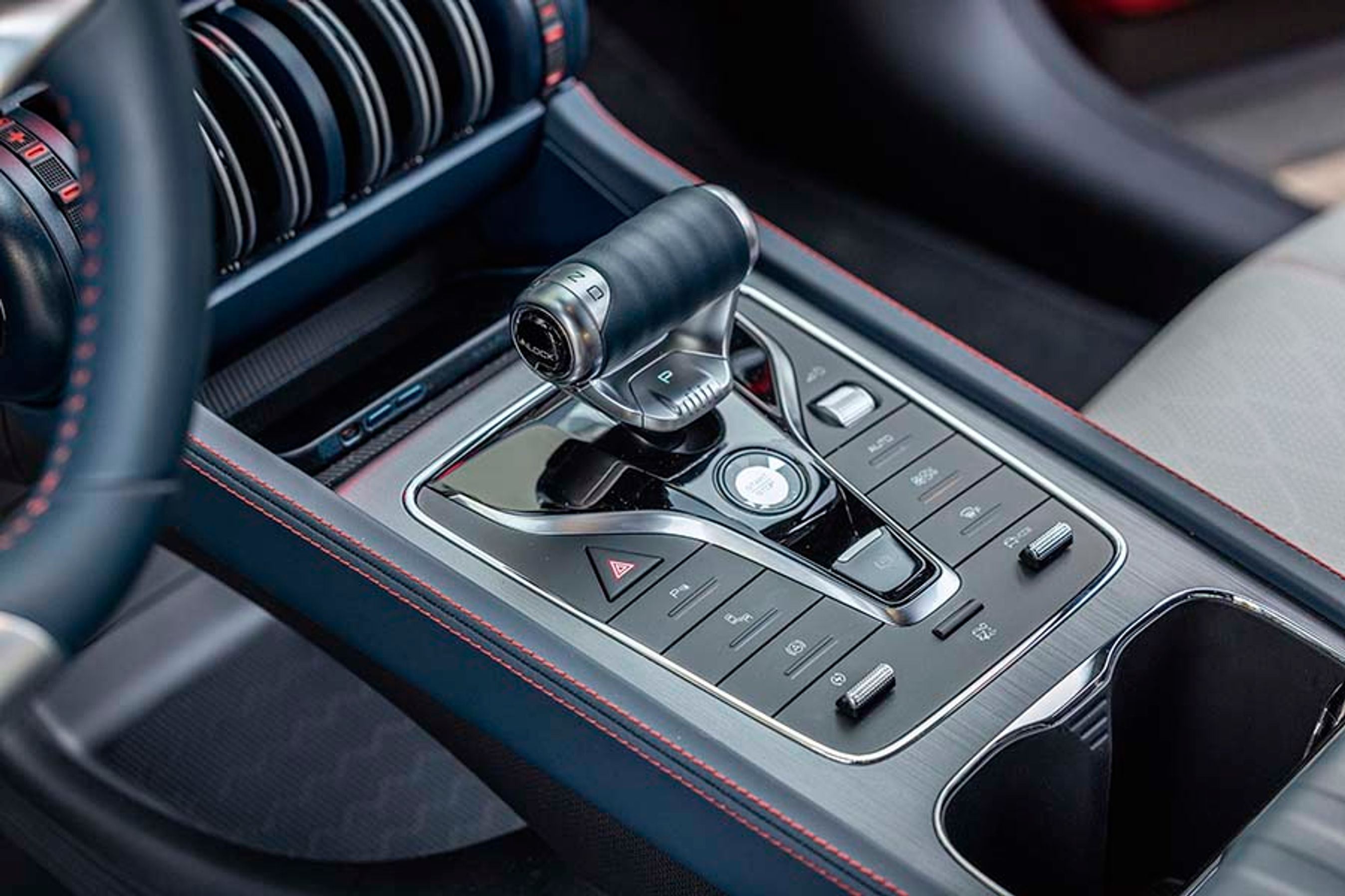 Gearvælgeren er nærmest som grebet ud af et flycockpit og nemt at betjene. Der er også en del knapper ved gearvælgeren, men desværre ikke knap til at aktivere sædevarmen.