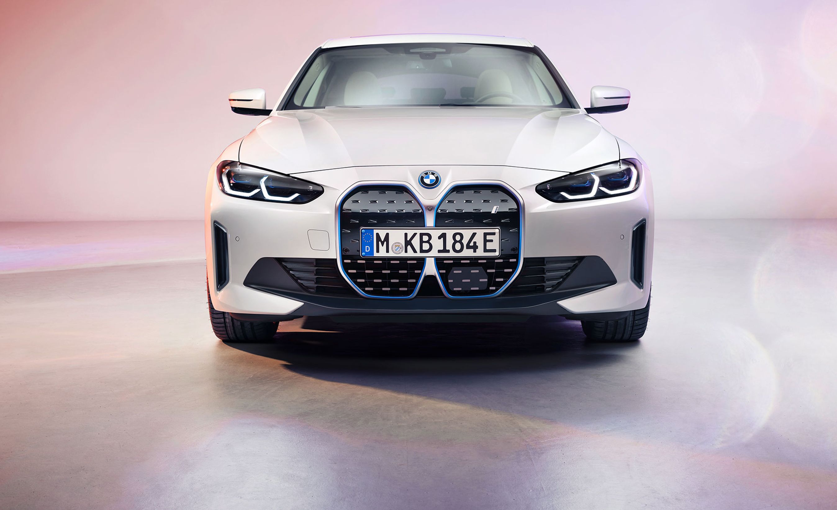 BMW i4 har som ventet en gevaldig grill.
