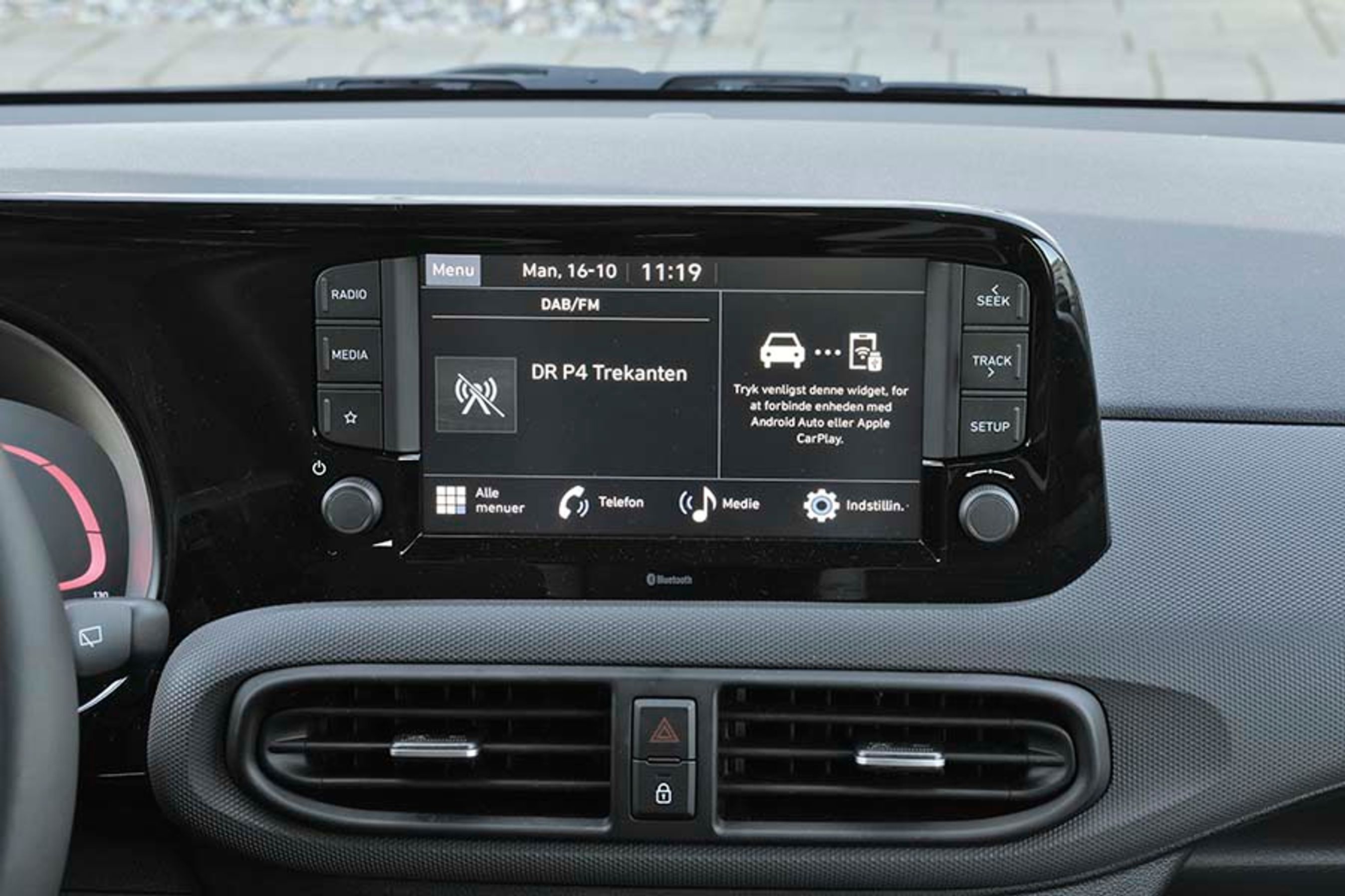 Den trykfølsomme 8”-skærm er uden indbygget navigationsanlæg, men kan til gengæld kobles trådløst op til enten Apple CarPlay eller Android Auto. Alle menuer er på dansk.