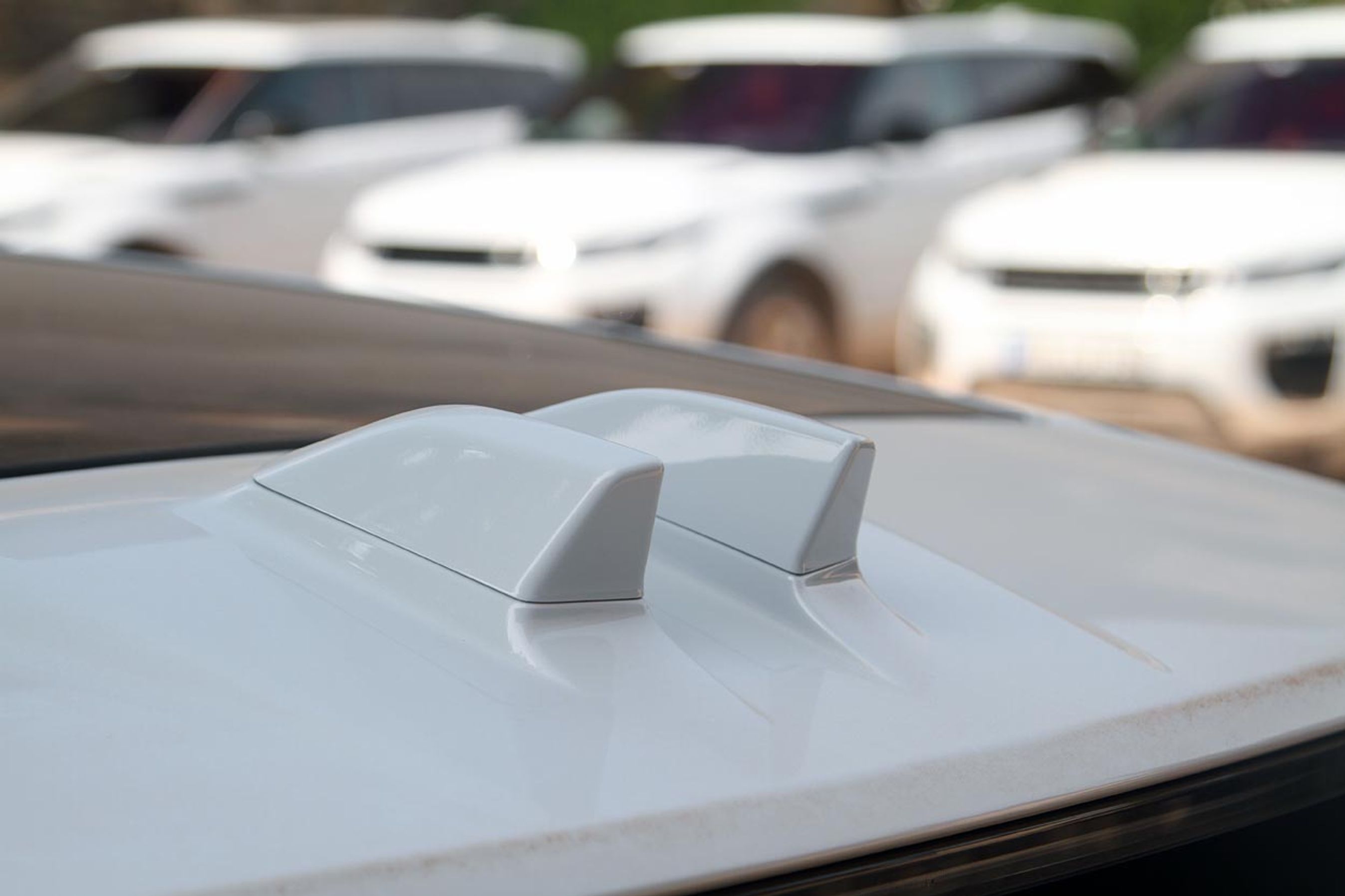 Evoque fås nu med denne markante dobbelte tagantenne  men ikke i Danmark. Den ene finne er til radiomodtagelse, mens den anden er til 4G-modtagelse.