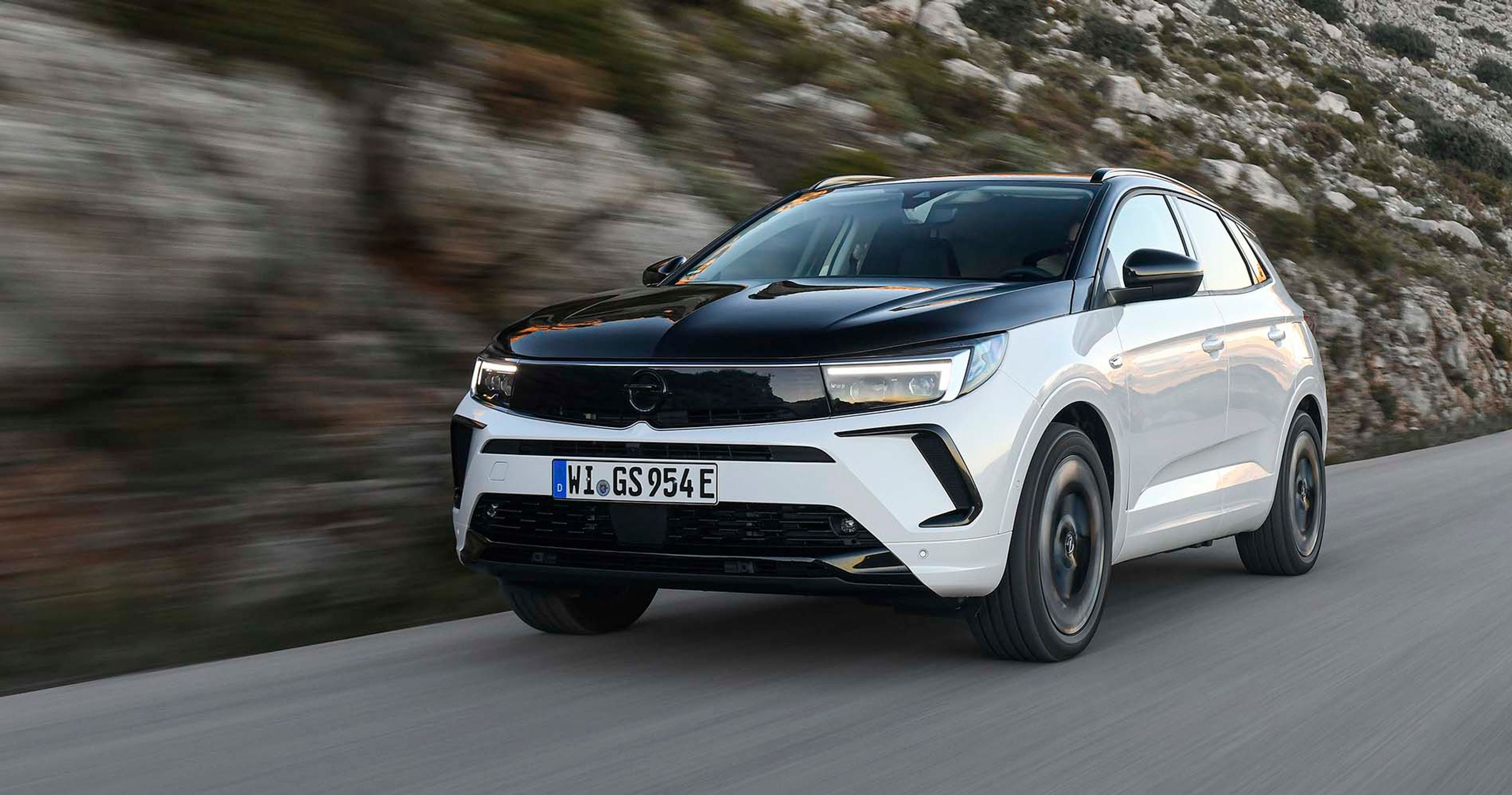 Opel Grandland GSe kører på bjergvej