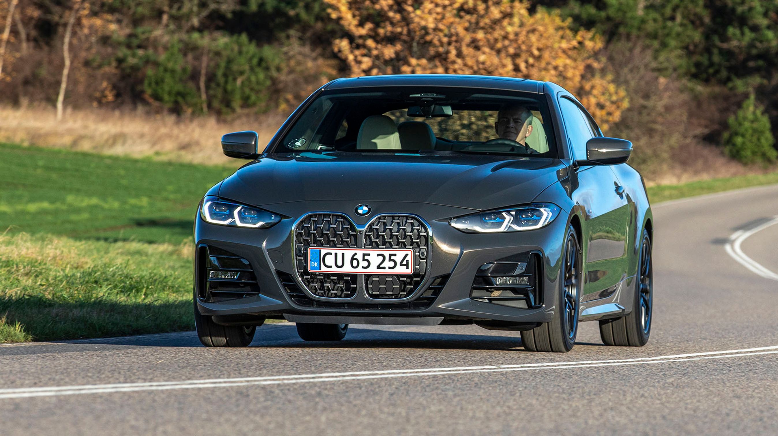 Den er nem at genkende, den nye BMW 430i Coupé. Kølergrillen er en af de største, vi nogensinde har set. Forlygterne er her af laserlys-typen, hvilket koster 30.000 kr. ekstra.