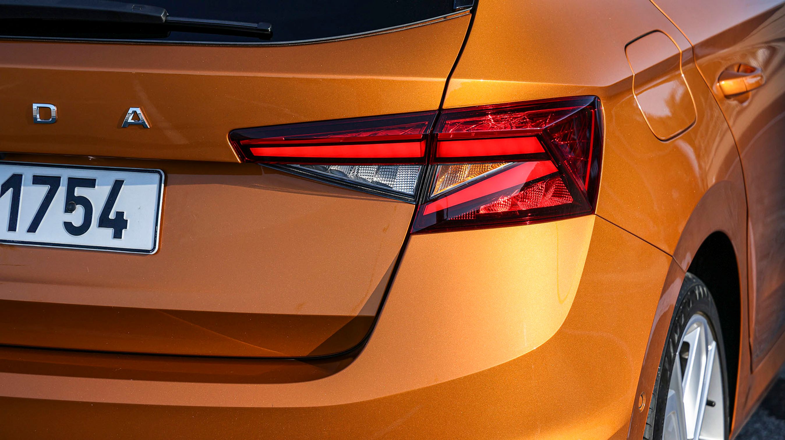 Baglygterne kommer i to udgaver, hvor topudgaven som her benytter LED-lys, der derved er med til at få bilen til at fremstå mere ren i linjerne.