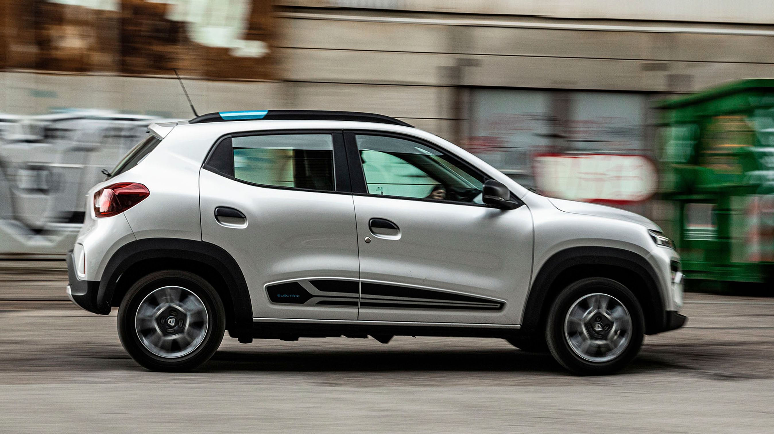 Dacia Spring ligner en stor bil, når man ser den alene, men den er kun 3,7 meter lang. Den er dog ret høj, og det giver den et sjovt ydre med en ret normal front og en meget kort bagende.