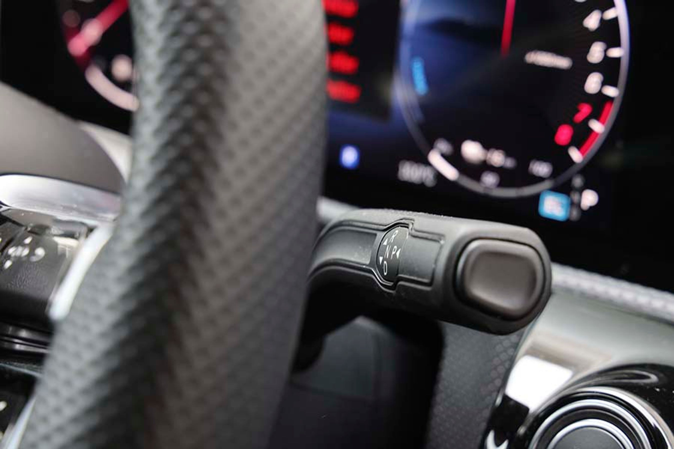 Den klassiske Mercedes-gearvælger er placeret ved rattet og er nem at betjene. Som stjerne-kører færdes man hjemmevant, men som ny Mercedes-ejer kræver det lidt tilvænning, at stilken til højre for rattet ikke er til vinduesviskerne – de kontakter er placeret på stilken på venstre side. 