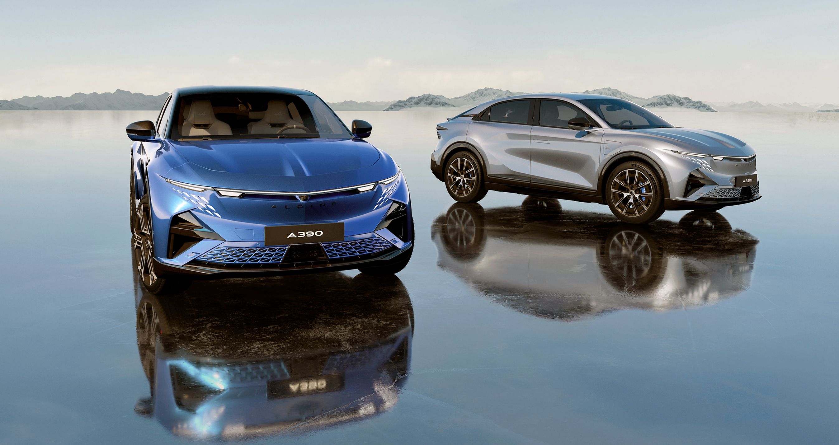 Blå og sølvfarvet Alpine på glinsende overflade.