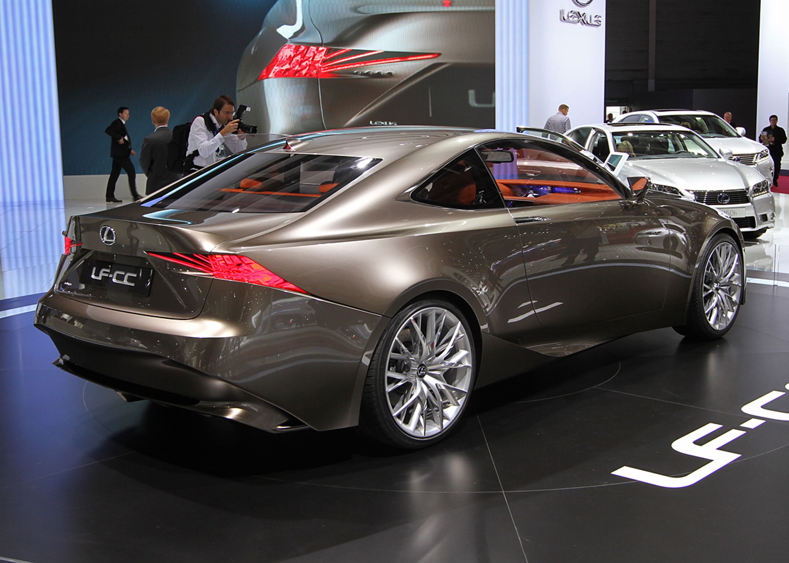 LF-CC er en forsmag på den næste Lexus IS og i særdeleshed på en kommende coupé-version.