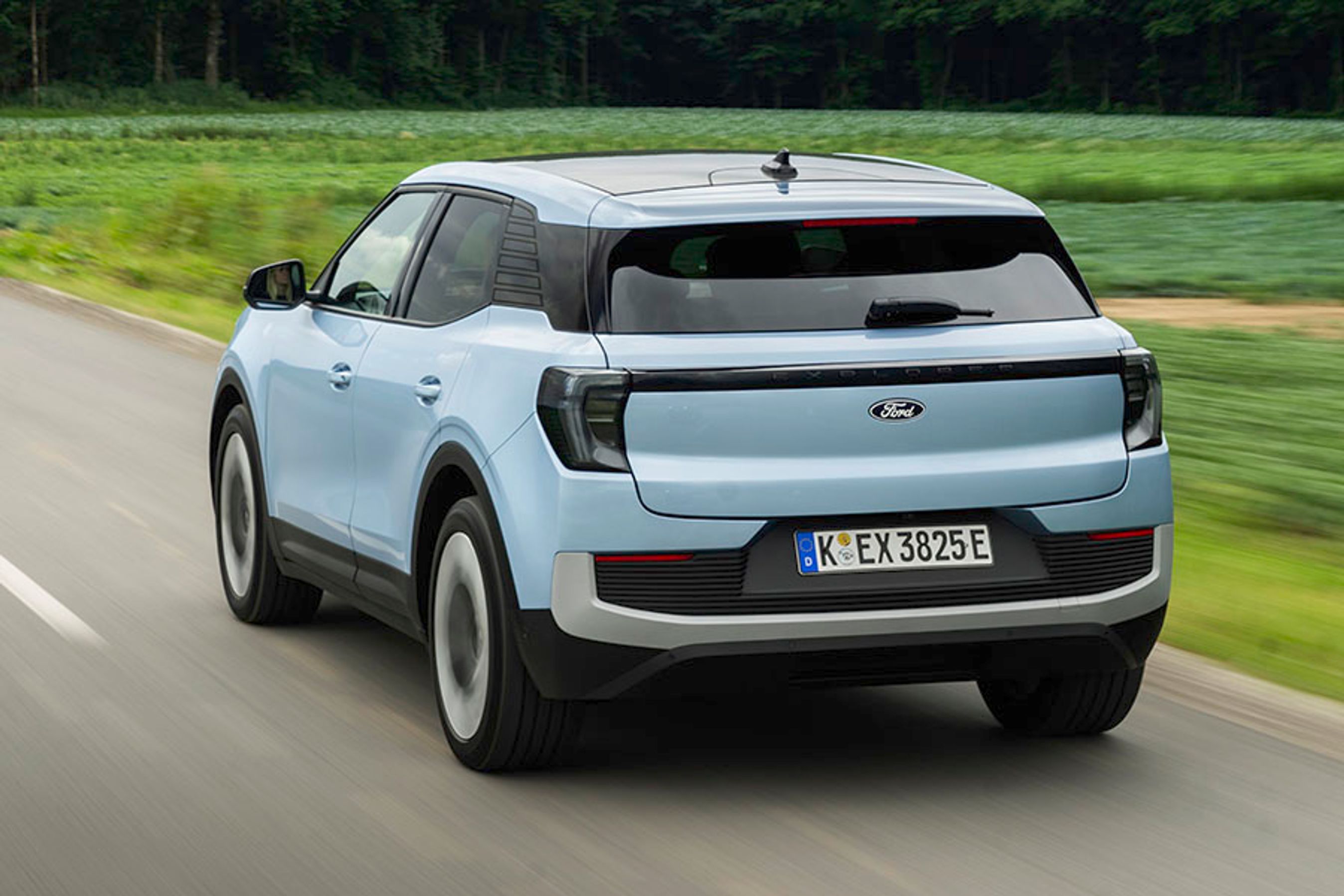 Der er tale om en ægte SUV med meget fine pladsforhold. Den ret stejle bagende giver god plads i bagagerummet og har også nødvendiggjort en visker på bagruden.