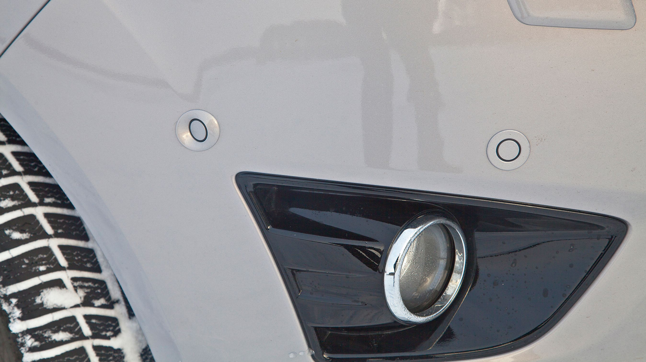 Ekstraudstyret „Automatisk parkeringshjælp” måler P-pladsen op ved hjælp af disse indbyggede sensorer (merpris: 7.500 kr.).