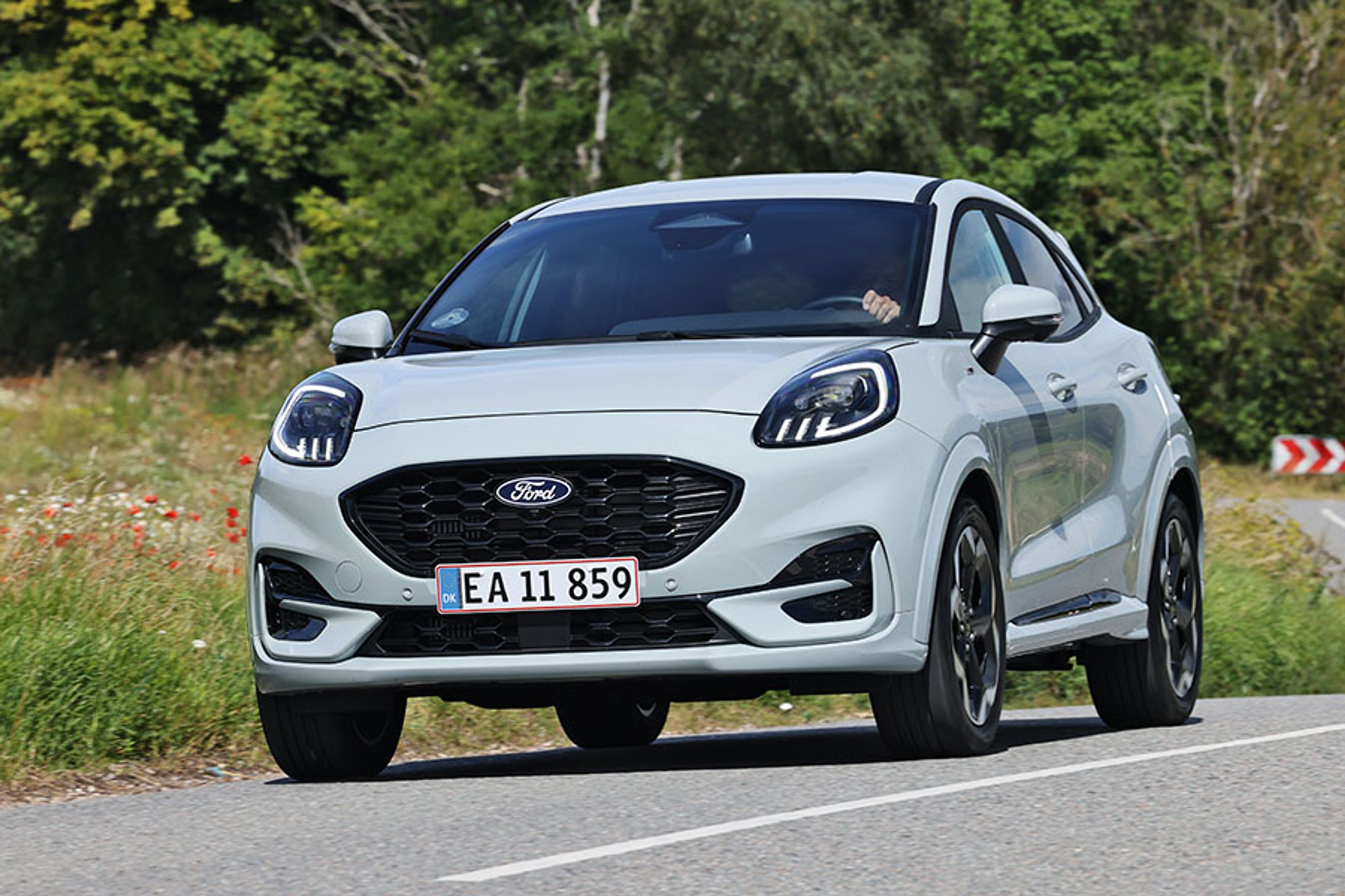 Ford Puma har fået et kraftigt facelift med en ny front og først og fremmest et opdateret interiør med mange nye funktioner. Bilen koster fra 290.000 kr., men her er det Puma ST-Line til 330.000 kr., vi har testet.