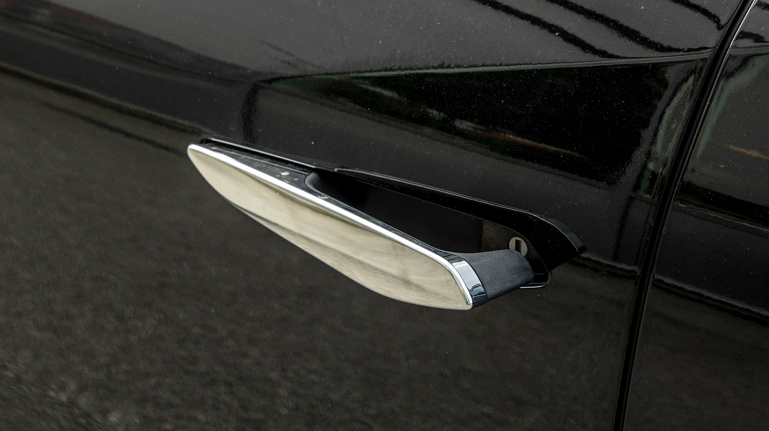 Nøglefri betjening og dørhåndtag, som automatisk kommer ud, er også en del af udstyrsniveauet. Kan være lidt irriterende, hvis man bare går forbi bilen, fordi den låser op og i, hver gang nøglen passerer bilen. 