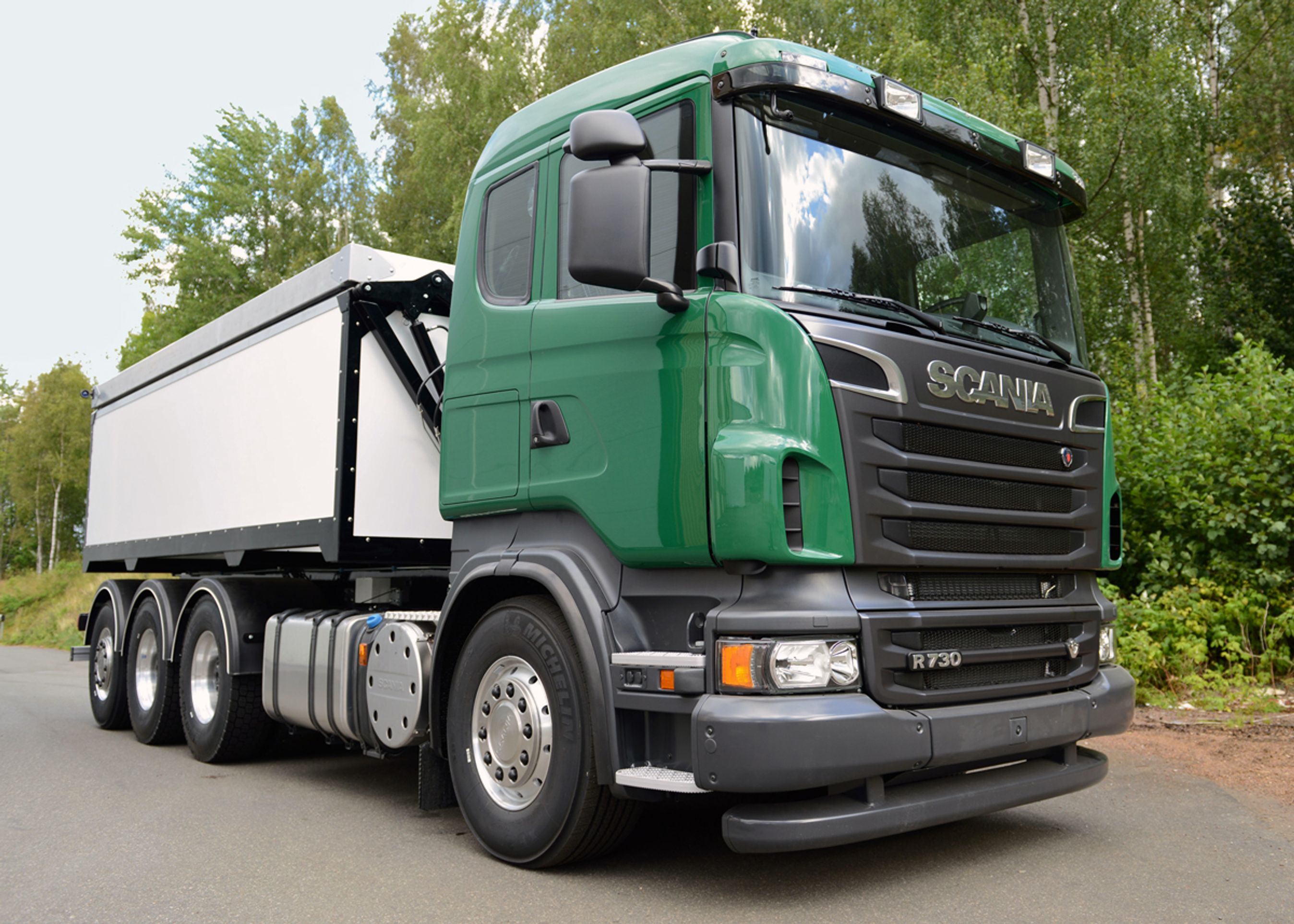 Lastbilerne bliver af denne model med 730 hestekræfter og fire aksler.