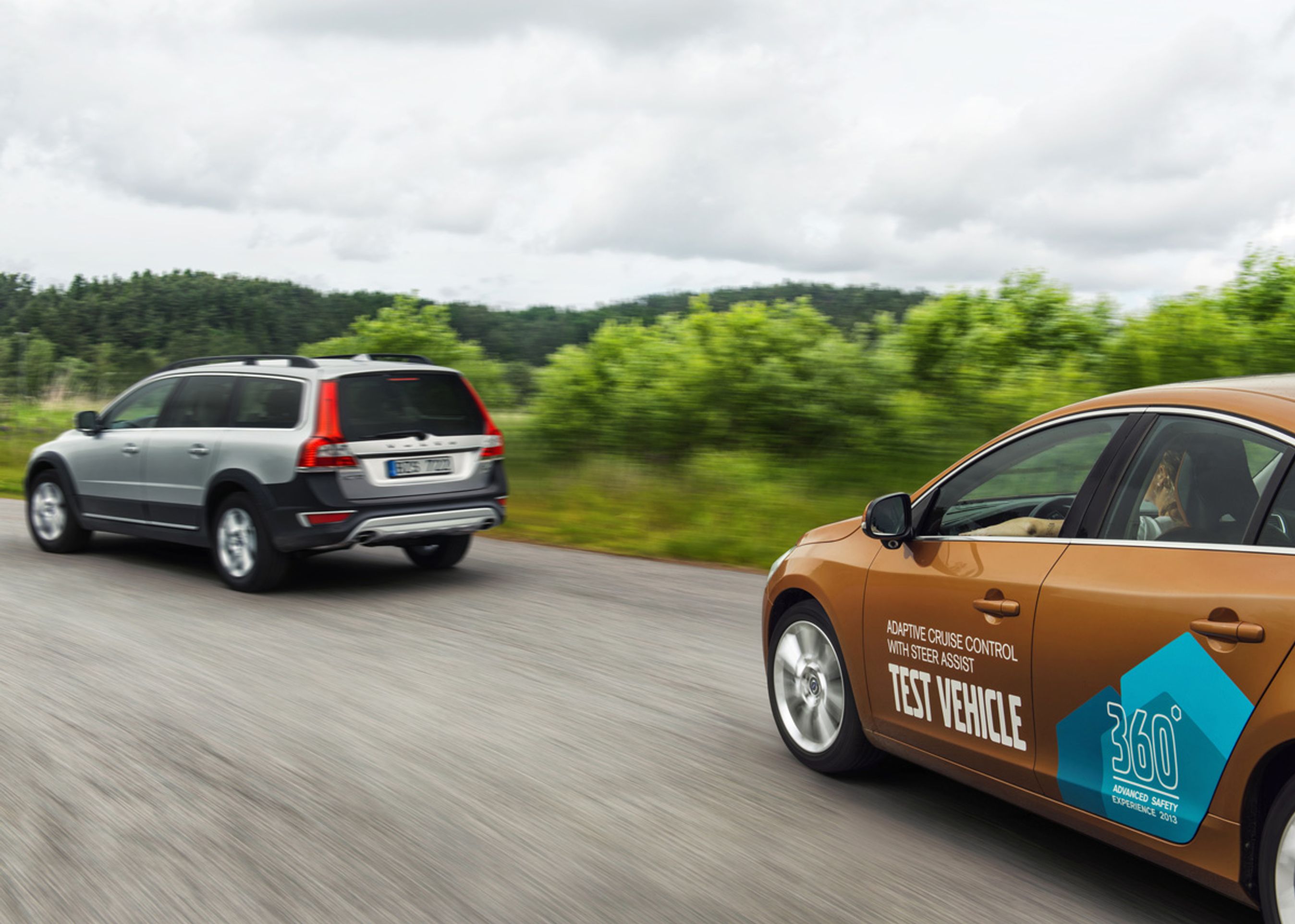 Volvo gennemførte i sommeren 2013 et demonstrationsforsøg over for pressen. Her foregik testene på afspærret område og med en anden bil ført af et menneske foran.