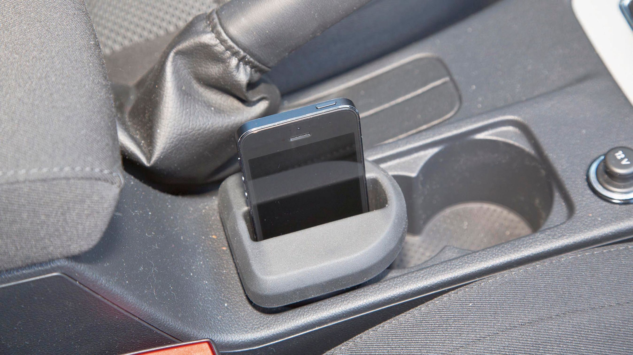 To kopholdere har fundet vej til pladsen mellem forsæderne. Mobilholderen er særligt Skoda-udstyr.
