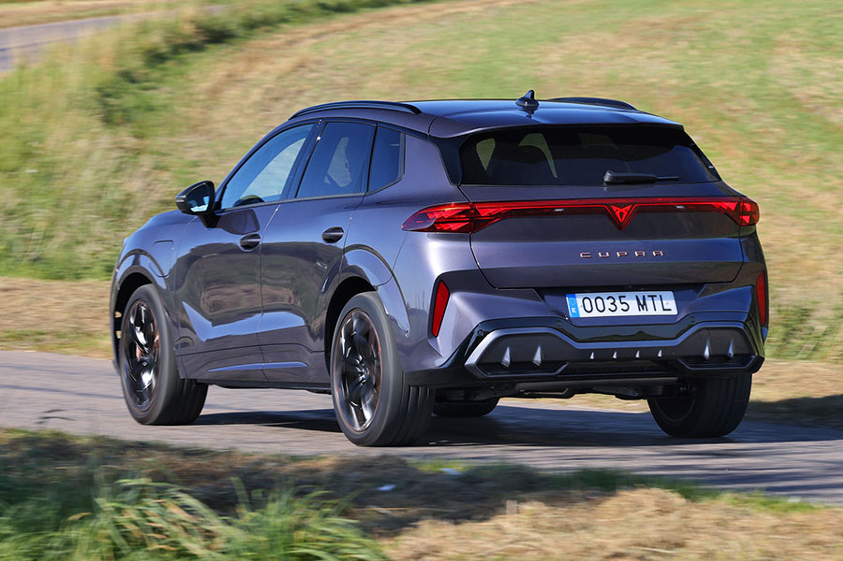 Bagtil samles de to baglygter i et stort lygtebånd, der også dækker over det belyste Cupra-logo under bagrudeviskeren. Terramar er en søstermodel til VW Tiguan og Skoda Kodiaq.