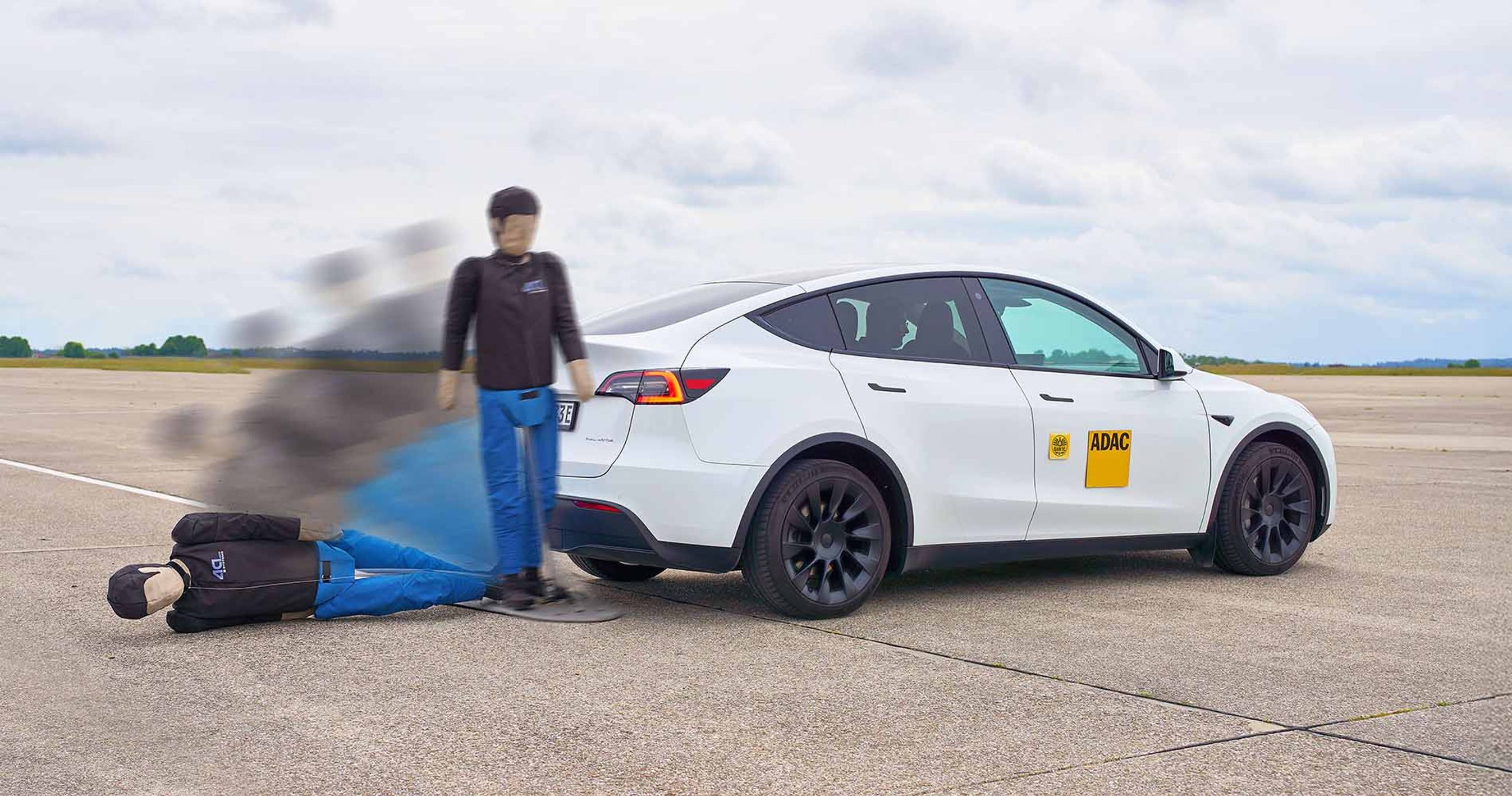 Hvid Tesla bakker ind i dukke under sikkerhedstest