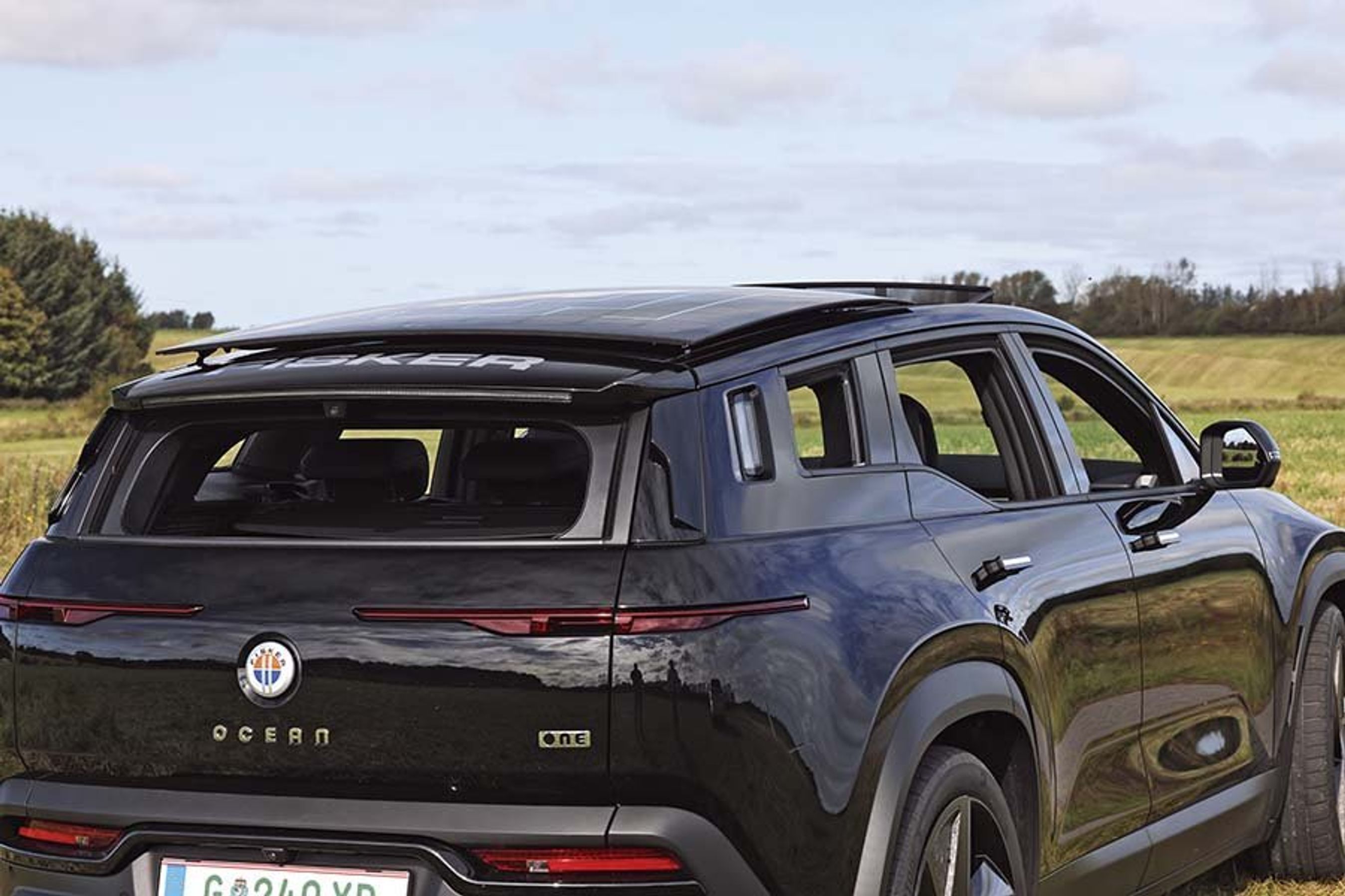 En Fisker Ocean på en græsmark med California-mode aktiveret.