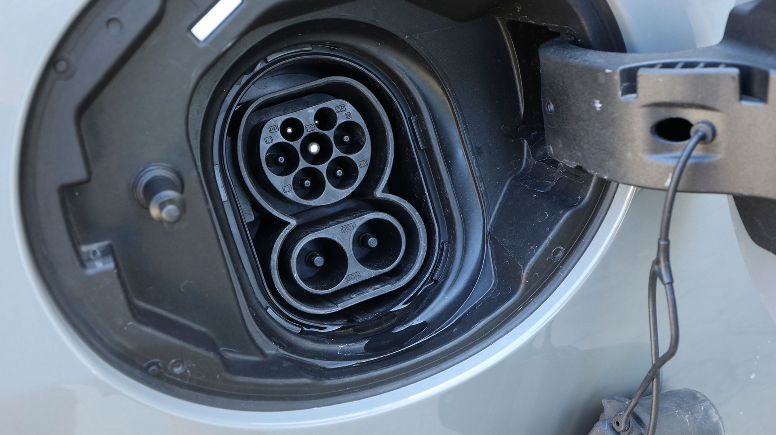 Ladestikket er placeret over højre baghjul. Der er mulighed for at lade med Type-2 stik med tre faser (11 kW) eller via et DC Combo-stik, der kan lade med op til 50 kW.