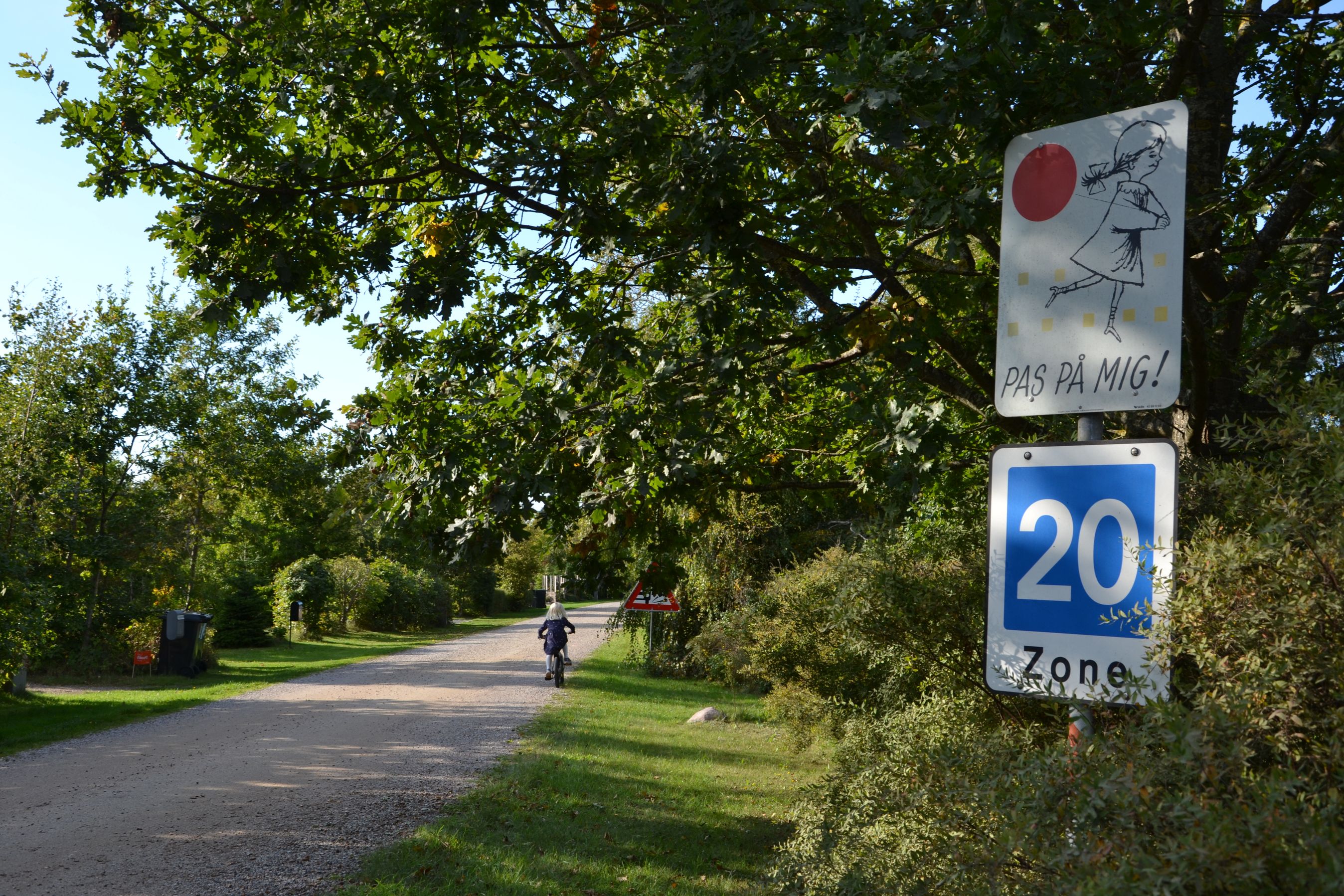 Pigen med fletningerne, der blev lanceret i 1957 i en landsdækkende kampagne af Rådet for Større Færdselssikkerhed, er tegnet af Per Åhlin og bliver stadig brugt som skilt på veje landet over