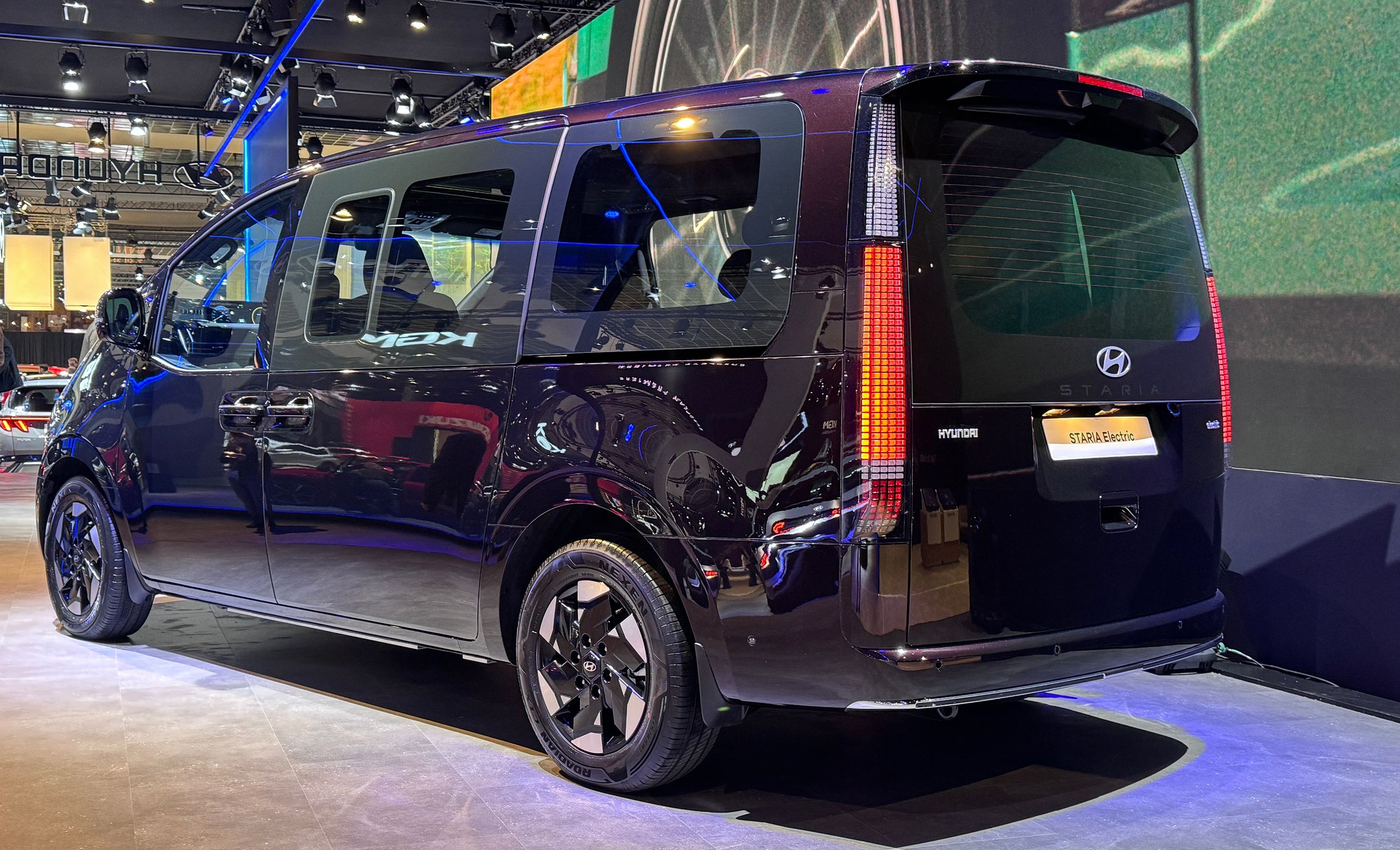 Hyundai Staria på scene skråt bagfra.