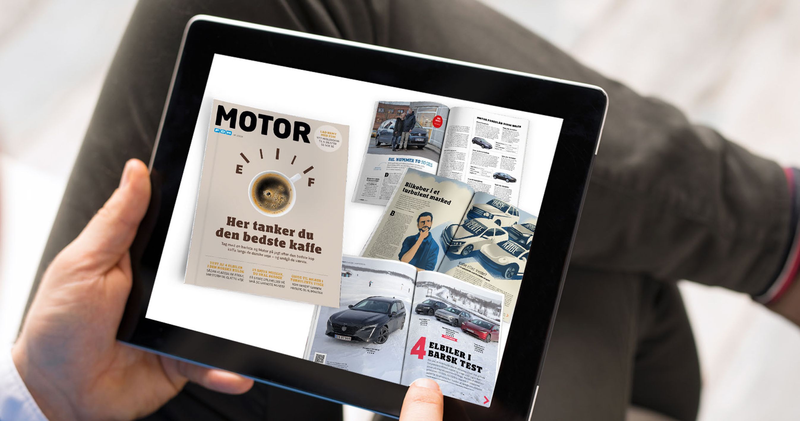 Mand sidder med iPad og læser Motor set oppefra