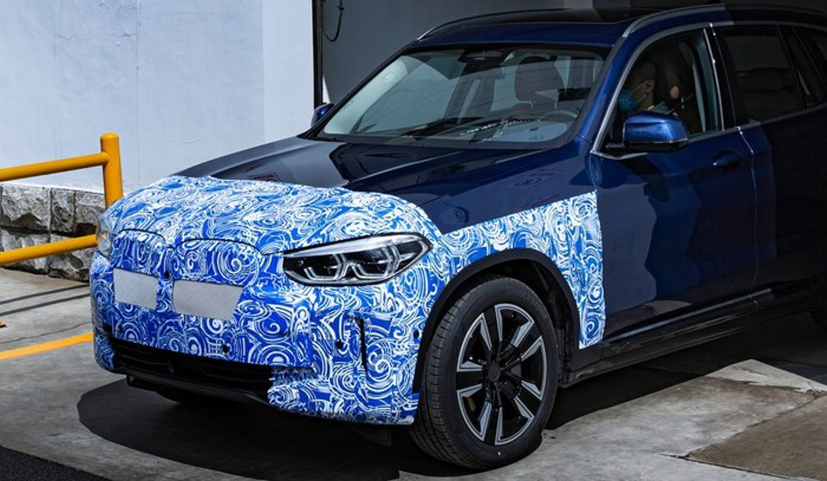 BMW har endnu ikke vist billeder af den færdige iX3. Men forvent ikke store ændringer ud over fronten i forhold til X3.