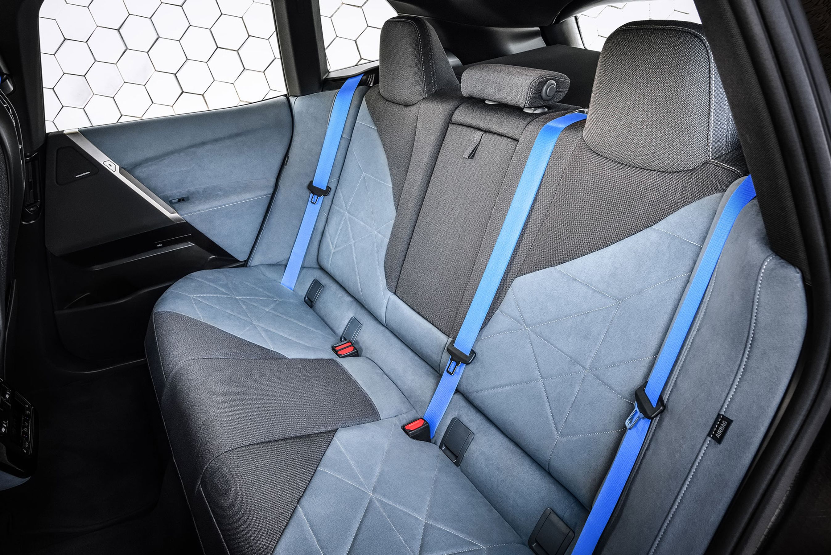 Også ved bagsædet er lækkert, men minimalistisk design og behagelige materialer i højsædet.