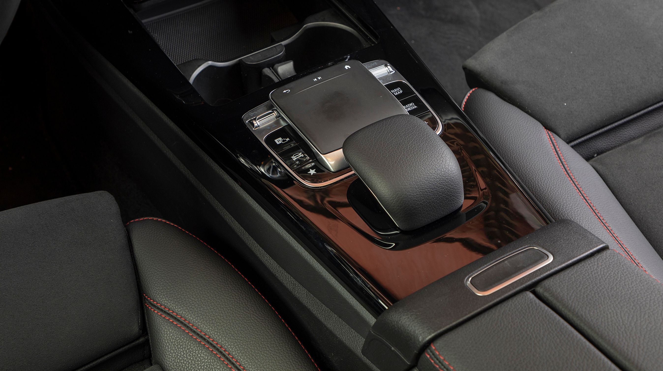 Strejfer man touchpaden foran gearvælgeren, skiftes radiostationen utidigt. Træls!